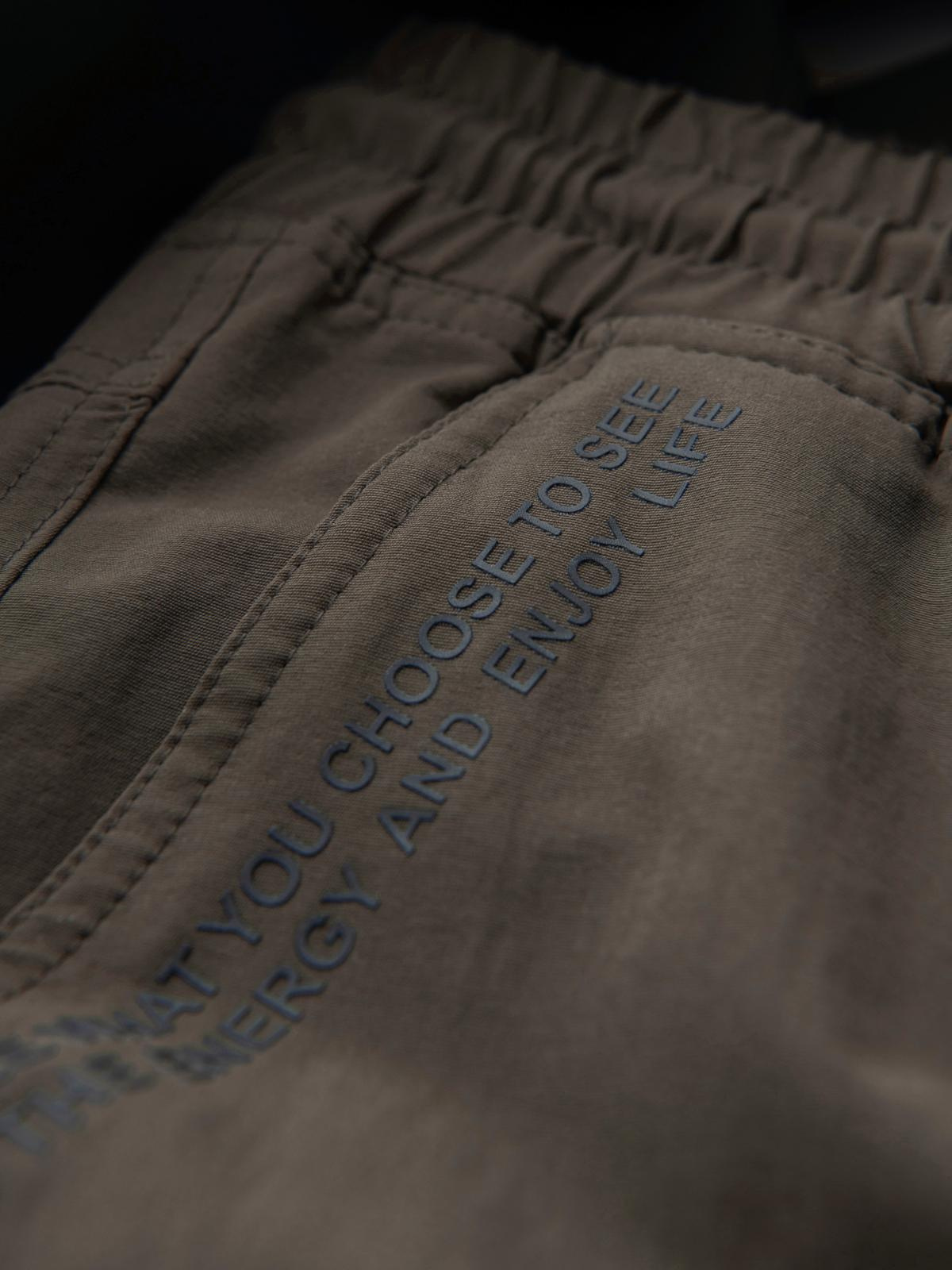 Ombre Men's jogger pants with cargo pockets and print - dark olive green