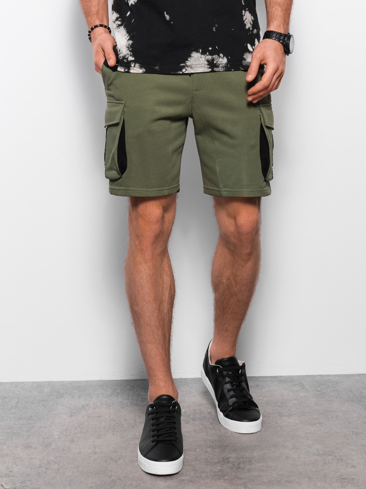 Ombre Men's shorts with cargo pockets - olive