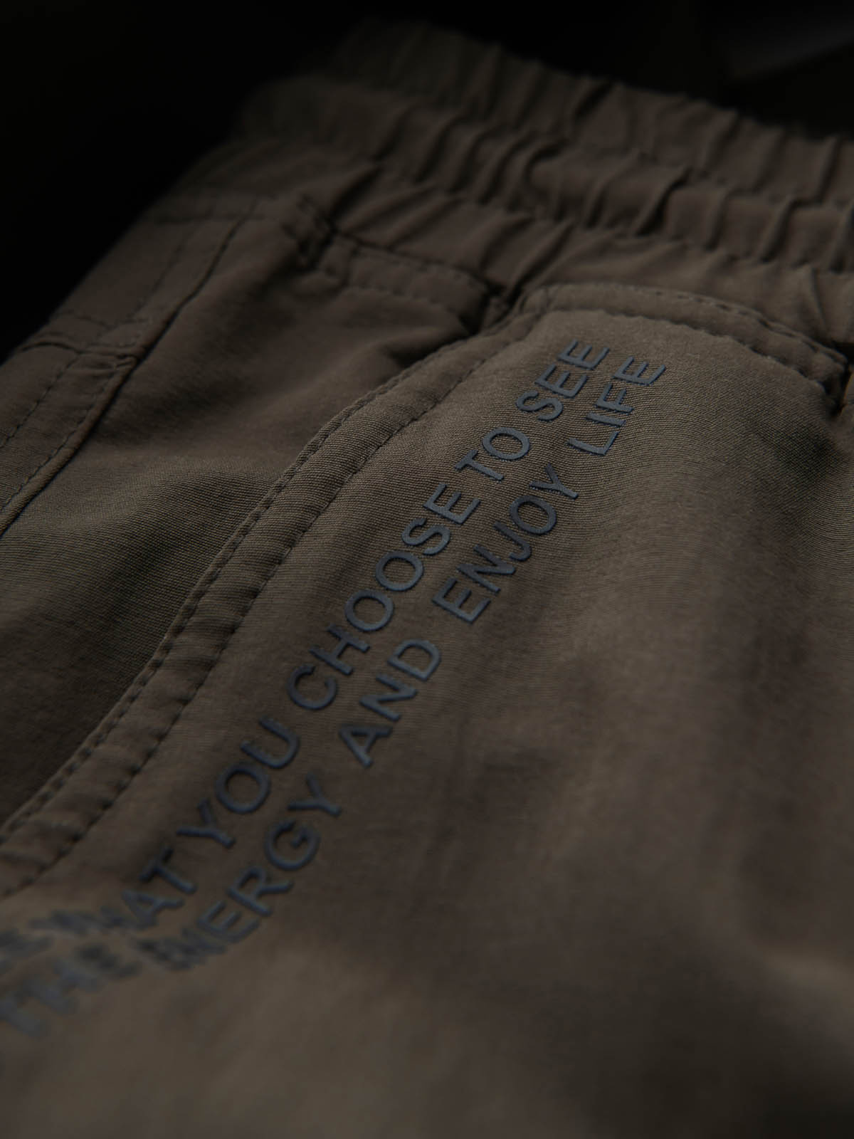 Ombre Men's jogger pants with cargo pockets and print - dark olive green