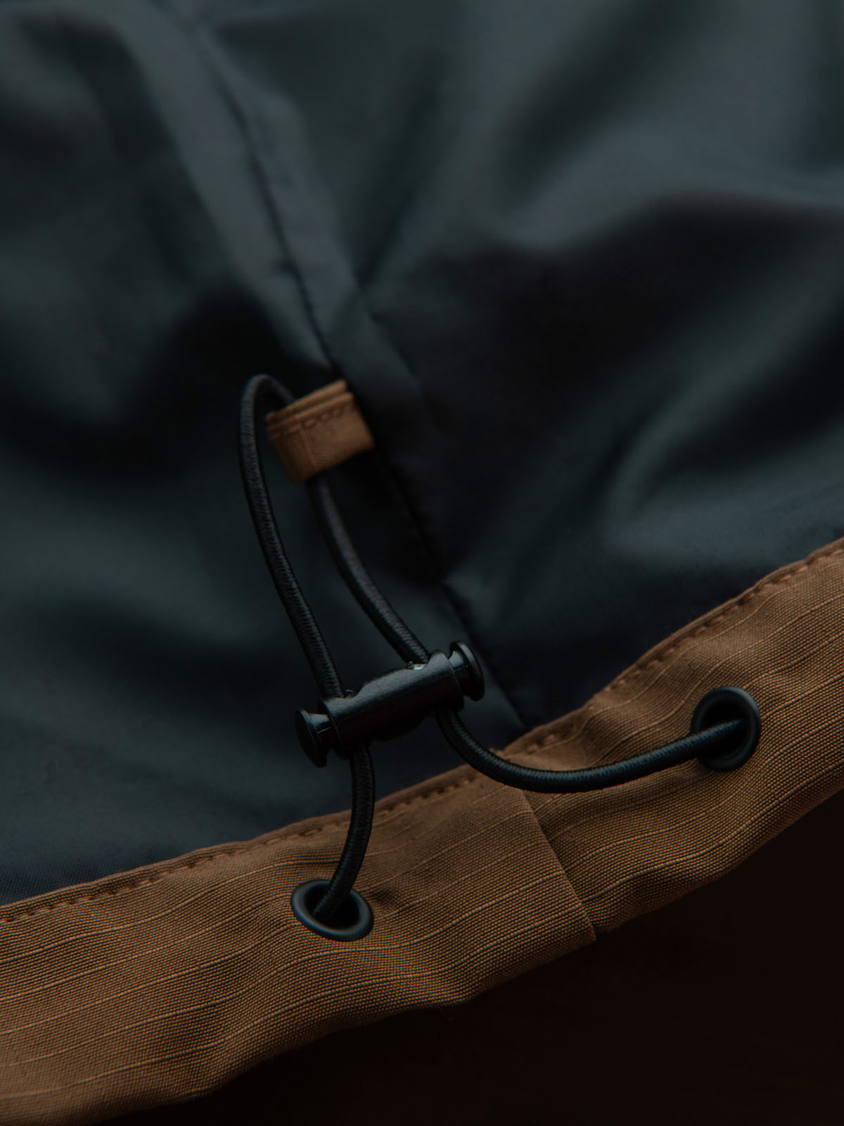 Ombre Men&#039;s lightweight storm jacket with hood - brown