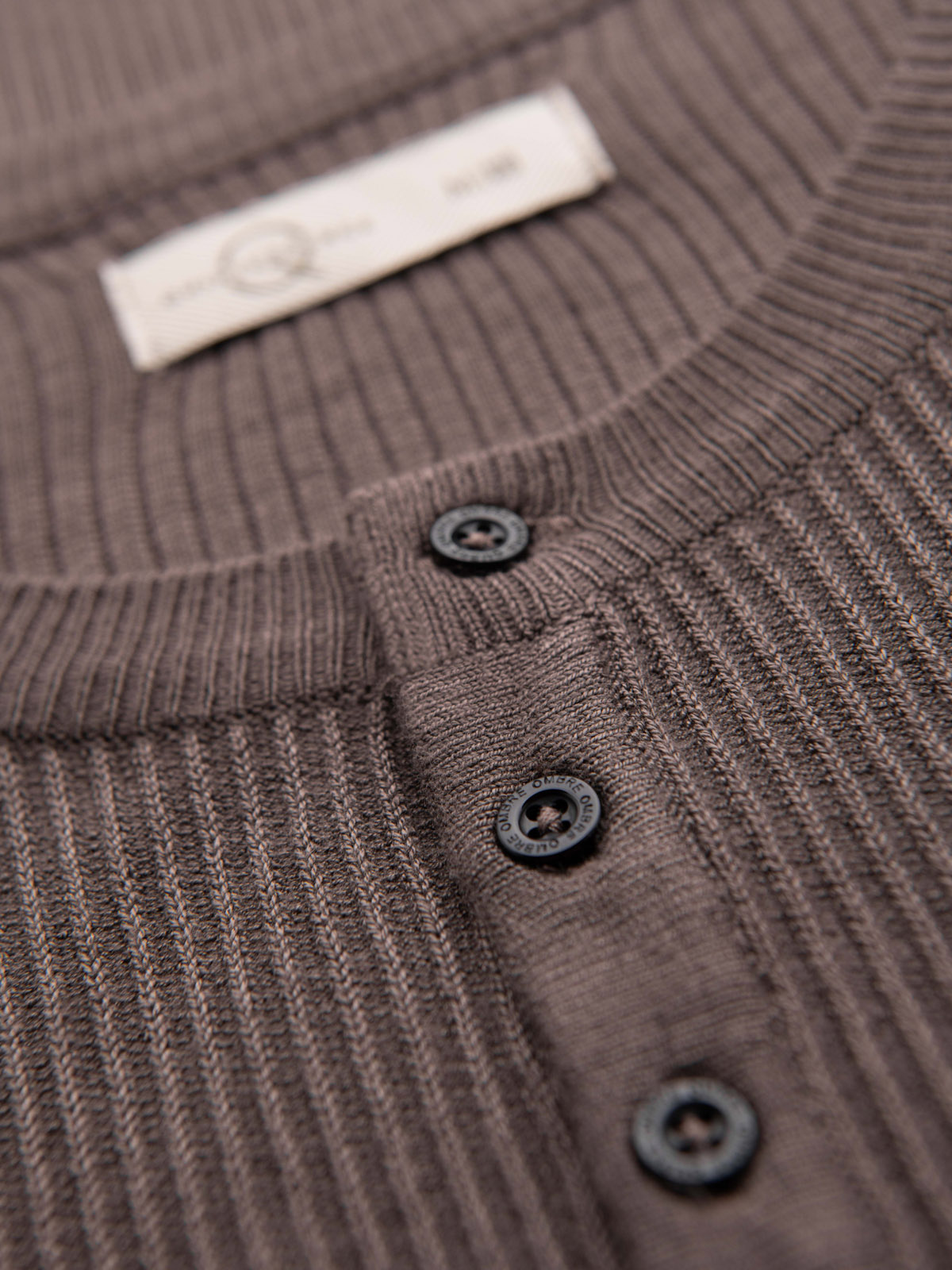 Ombre Men&#039;s ribbed sweater with buttons at the neckline - ash