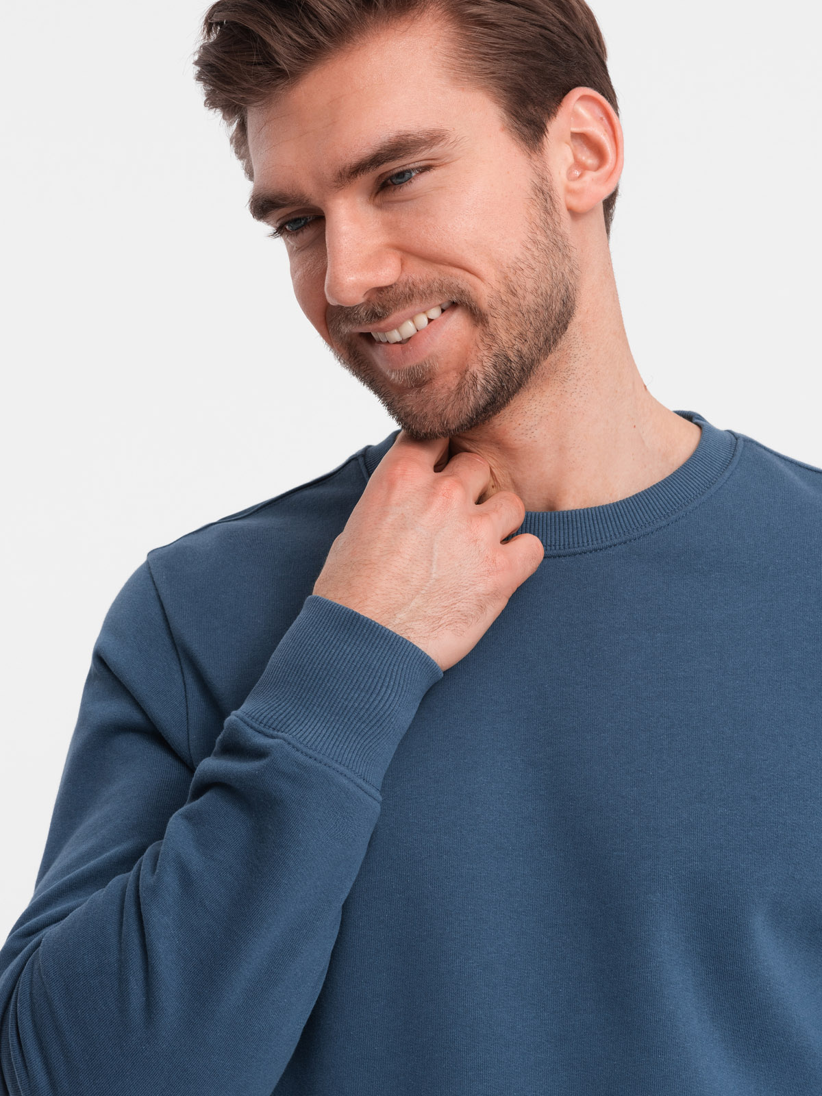 Ombre Men's BASIC sweatshirt with round neckline - navy blue