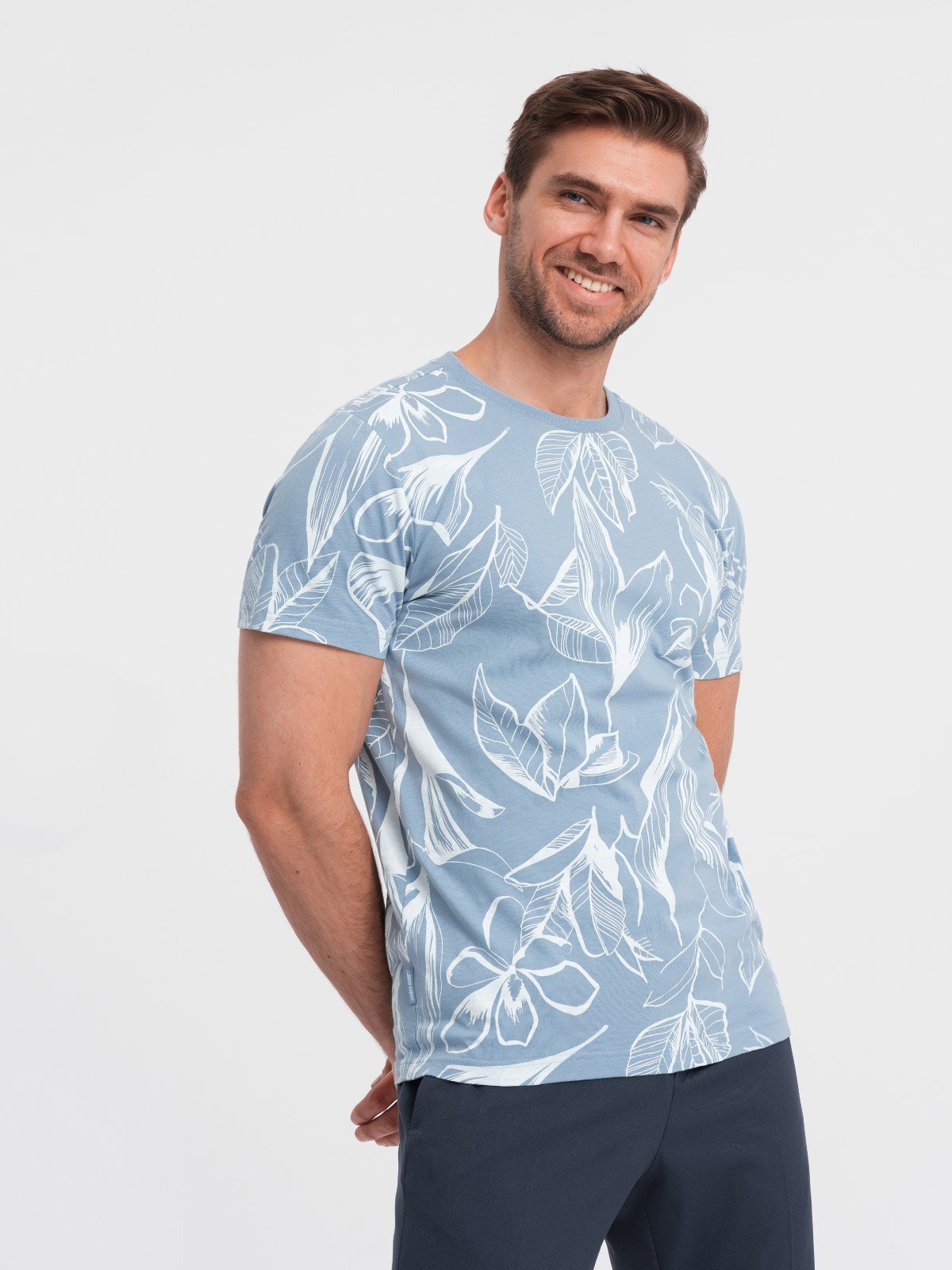 Levně Ombre Men's full-print t-shirt with contrasting leaves - blue