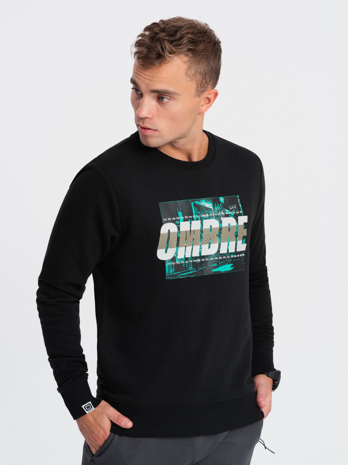 Levně Ombre Men's printed sweatshirt worn over the head - black