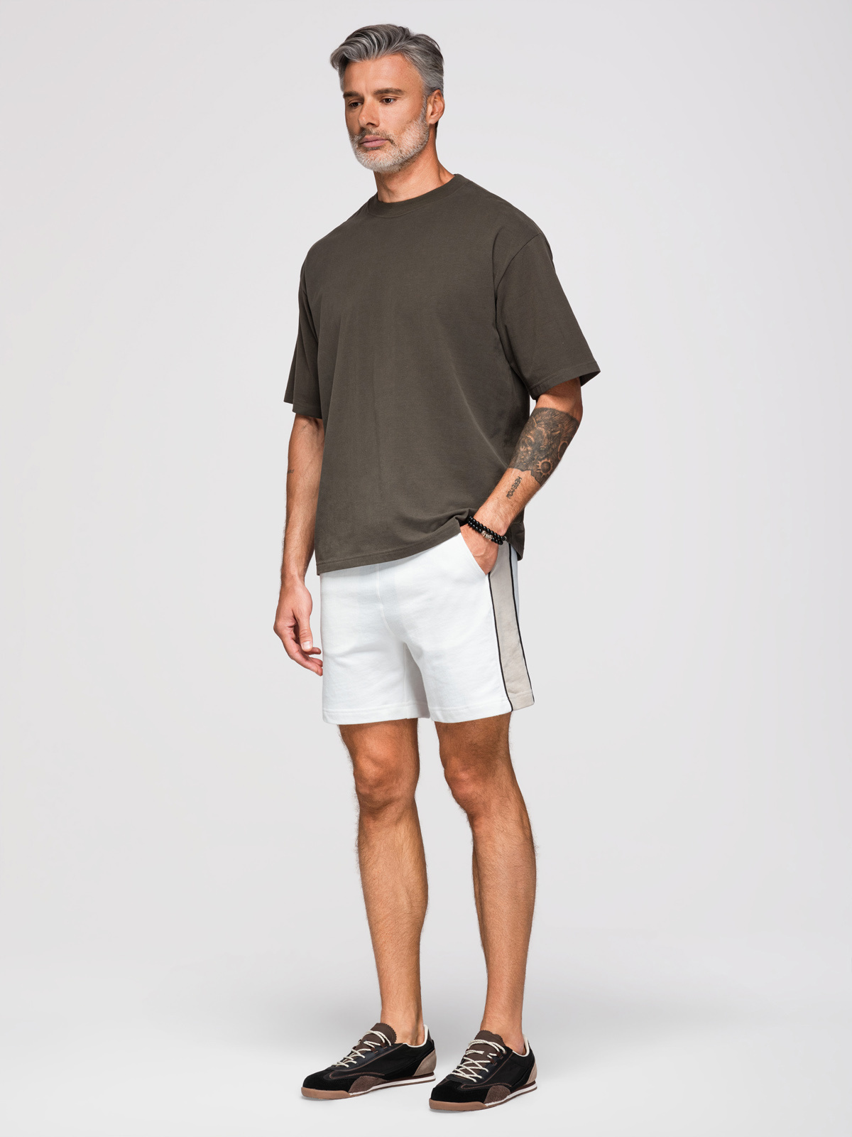Ombre Men's short sweat shorts with wide stripes - broken white