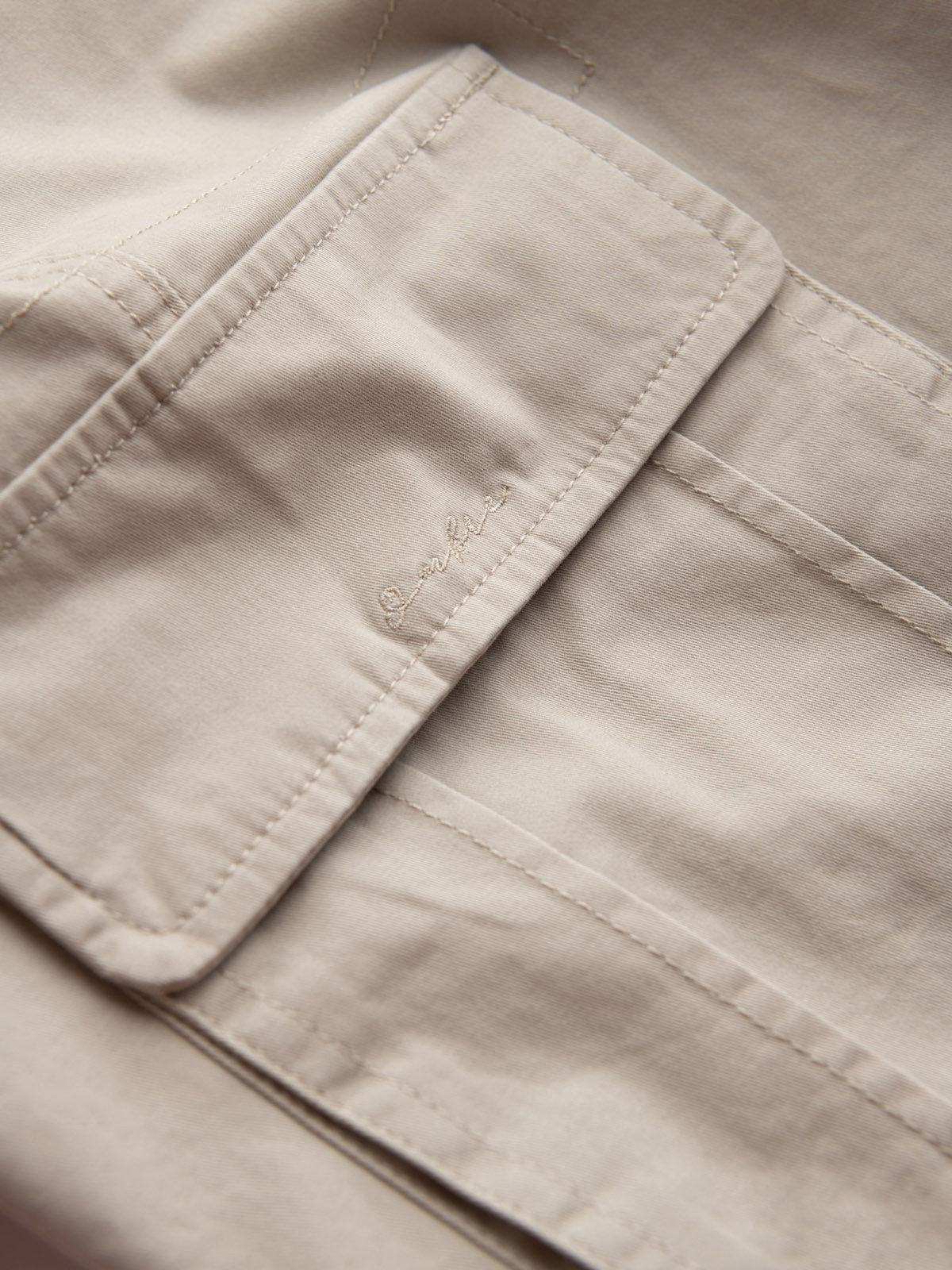 Ombre Men&#039;s monochromatic shorts with cargo pockets - beige