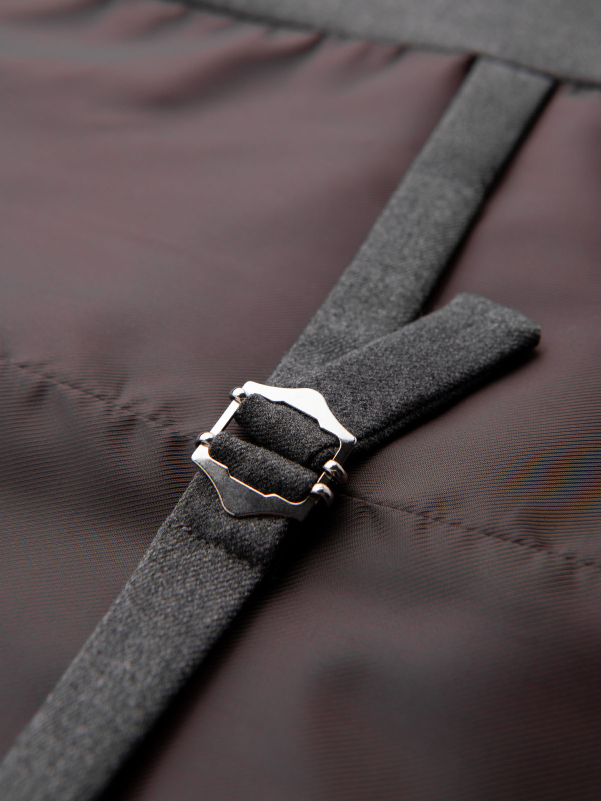 Ombre Men&#039;s suit vest with classic detailing and lining - graphite