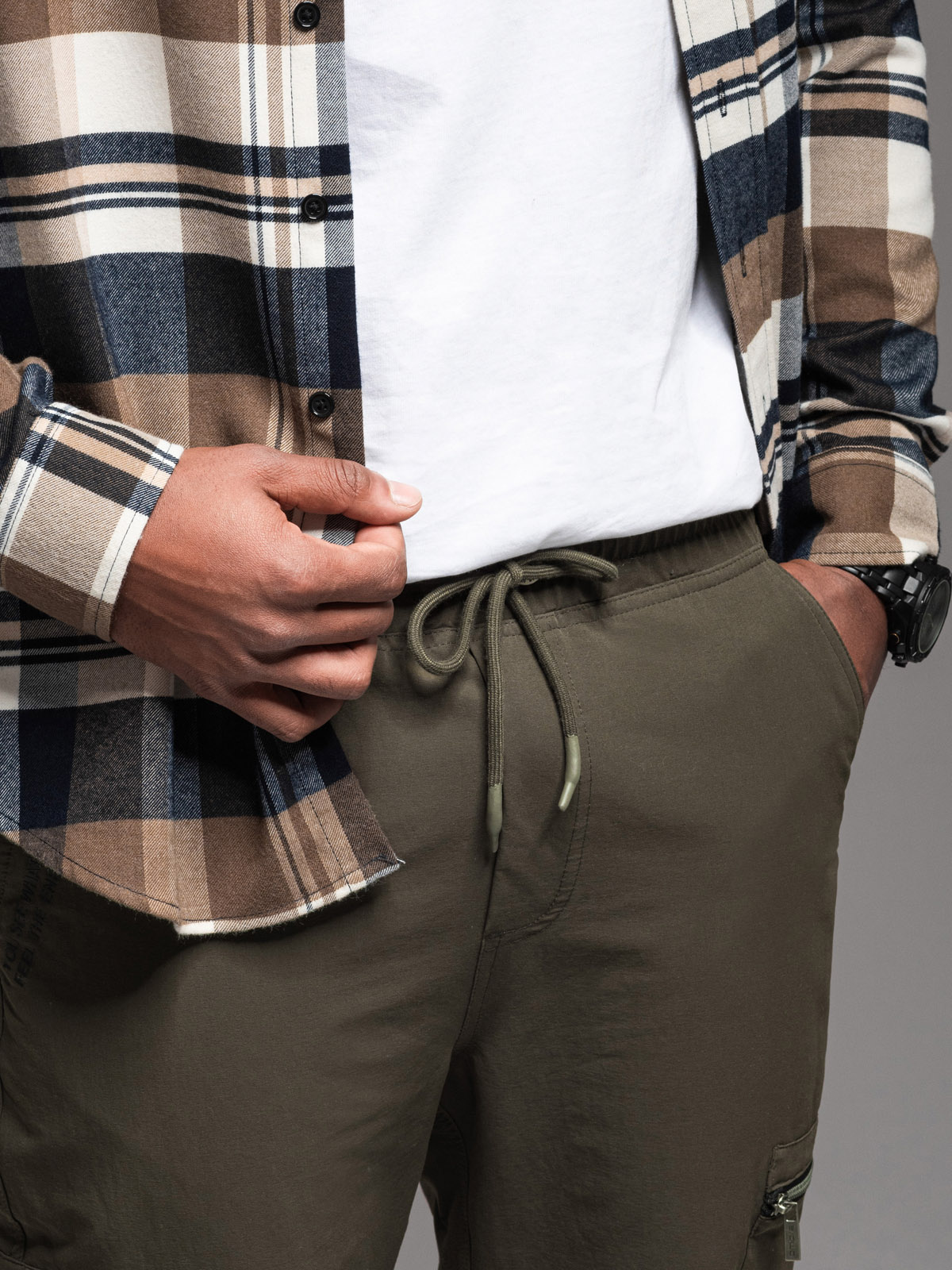 Ombre Men's jogger pants with cargo pockets and print - dark olive green