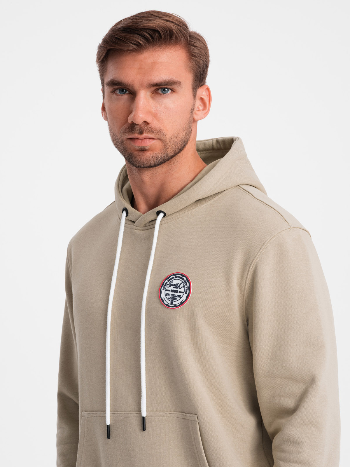 Ombre Men&#039;s kangaroo sweatshirt with hood and college style patch - sand