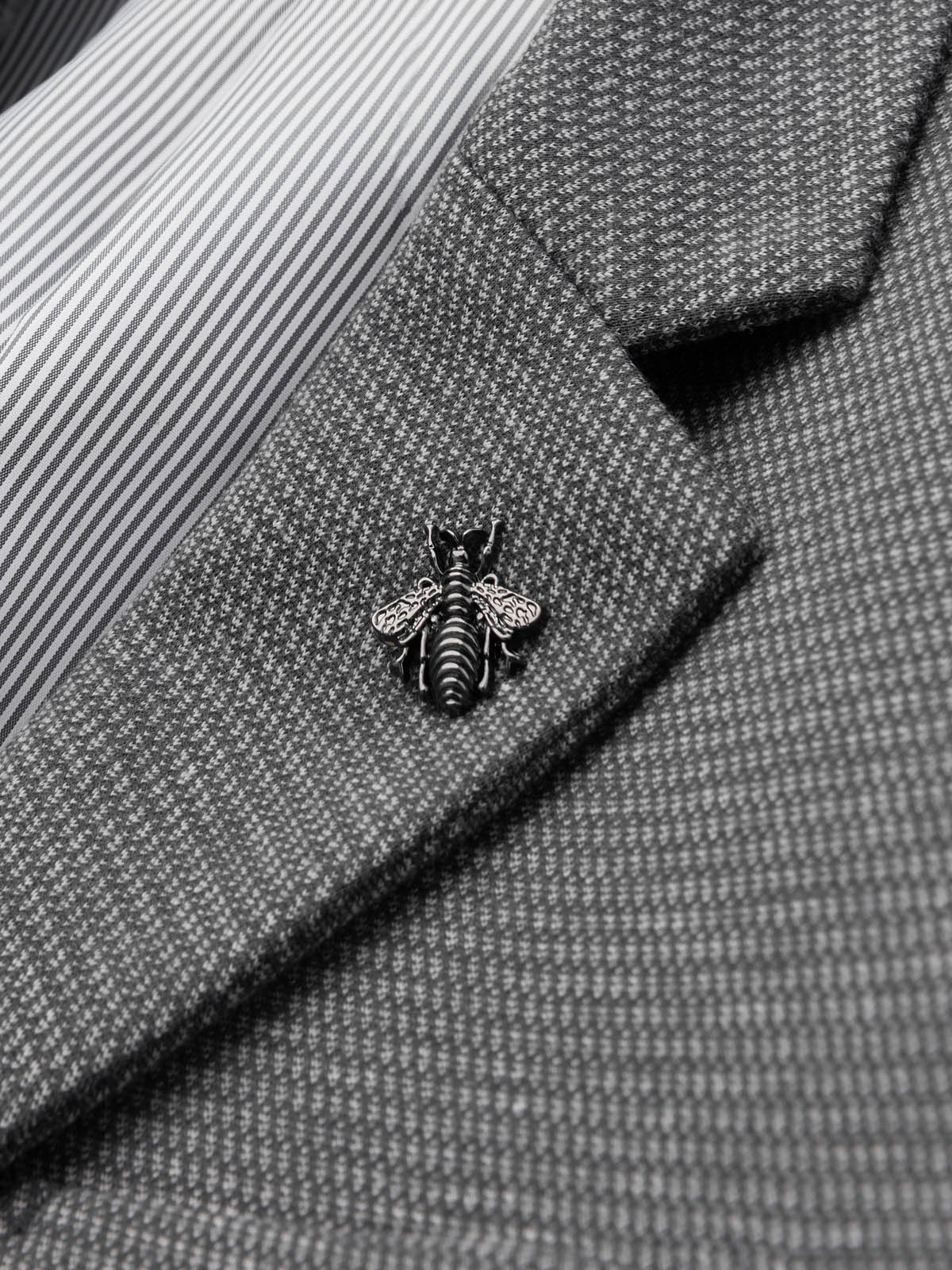 Ombre Decorative metal bee pin - black
