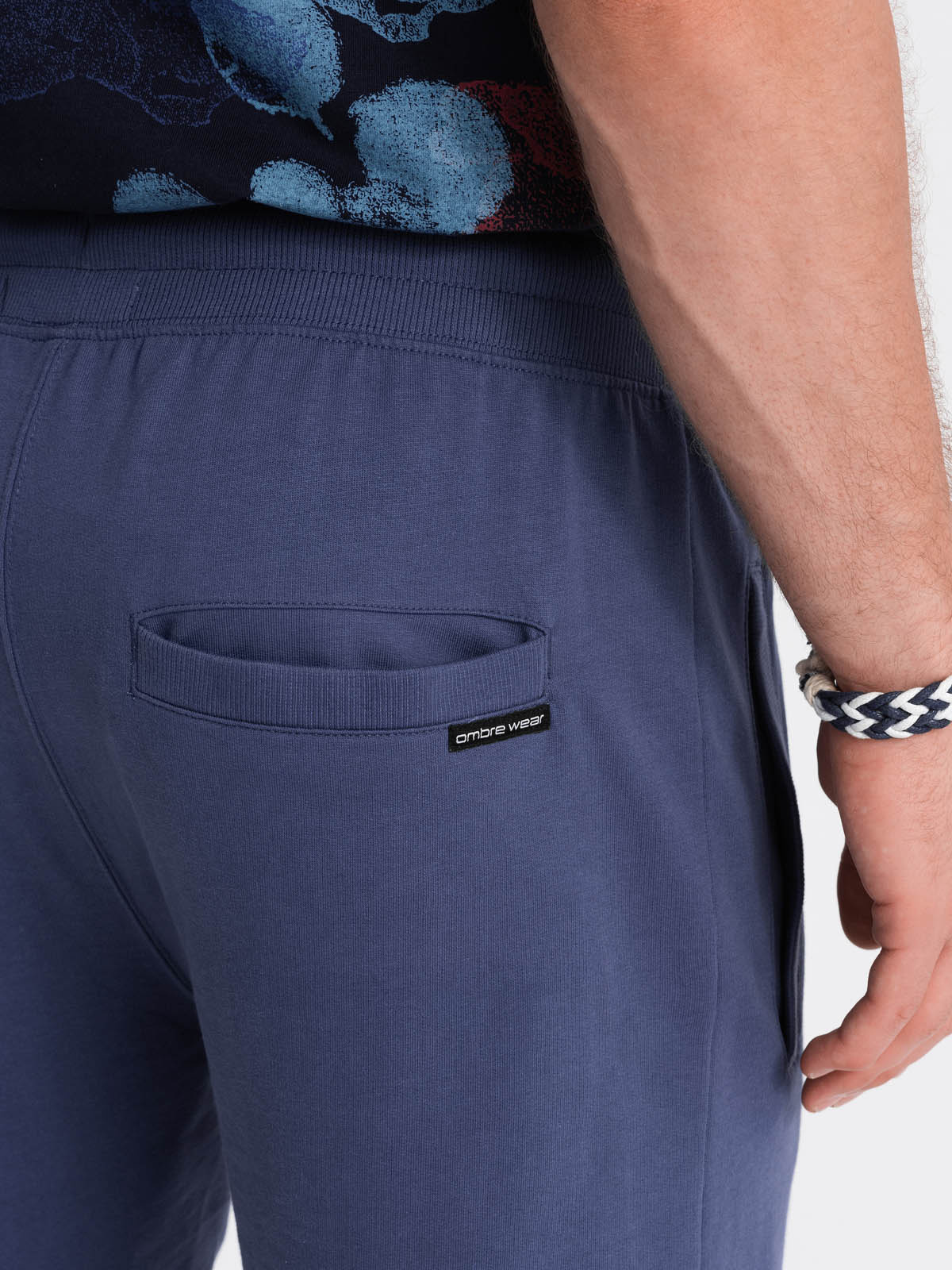 Pantaloni scurti barbati, Ombre