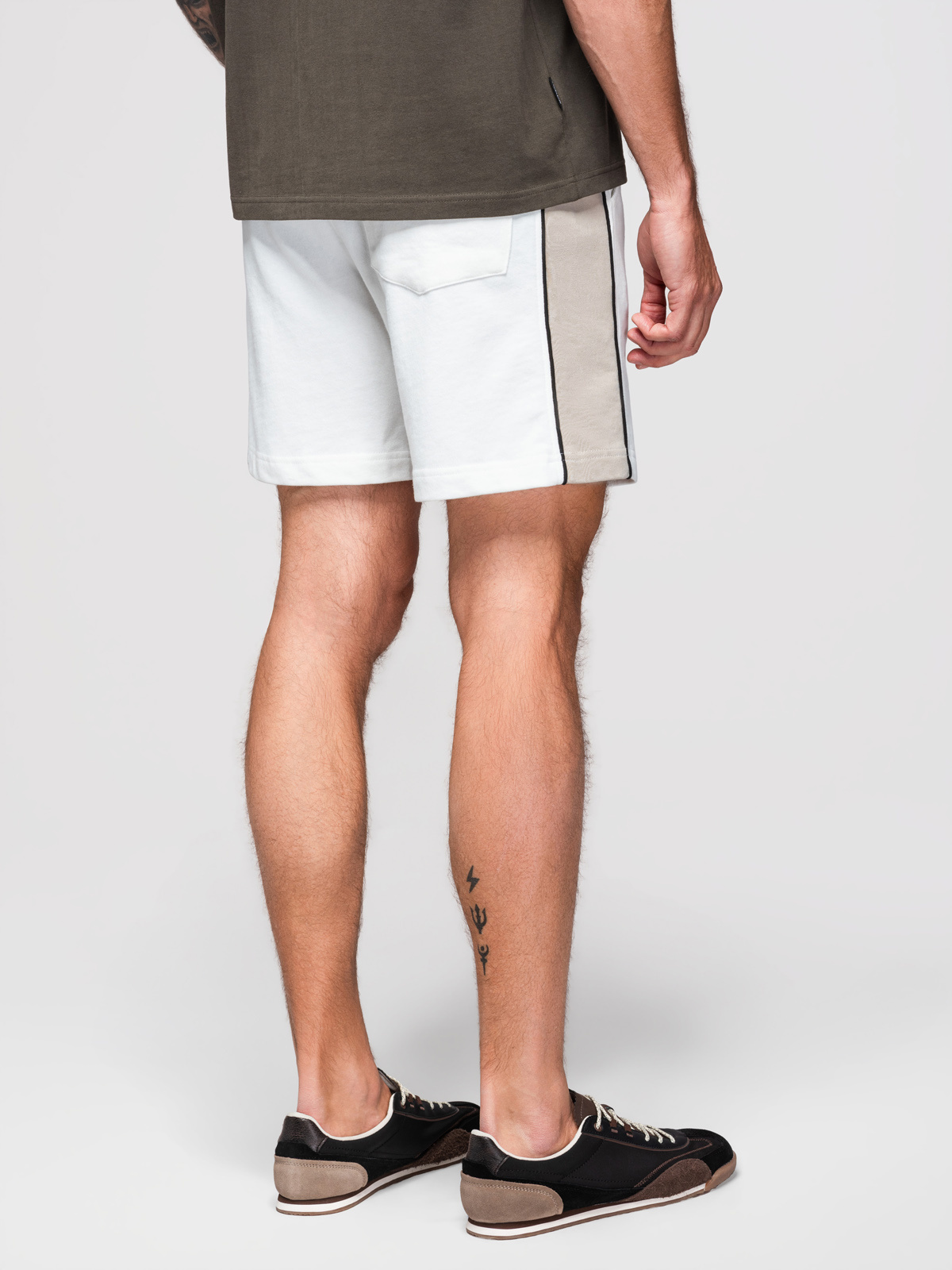 Ombre Men's short sweat shorts with wide stripes - broken white