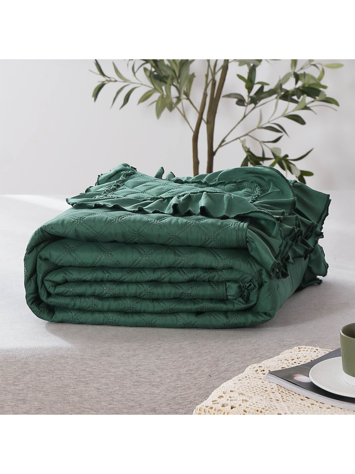 Edoti Quilted bedspread Ruffy