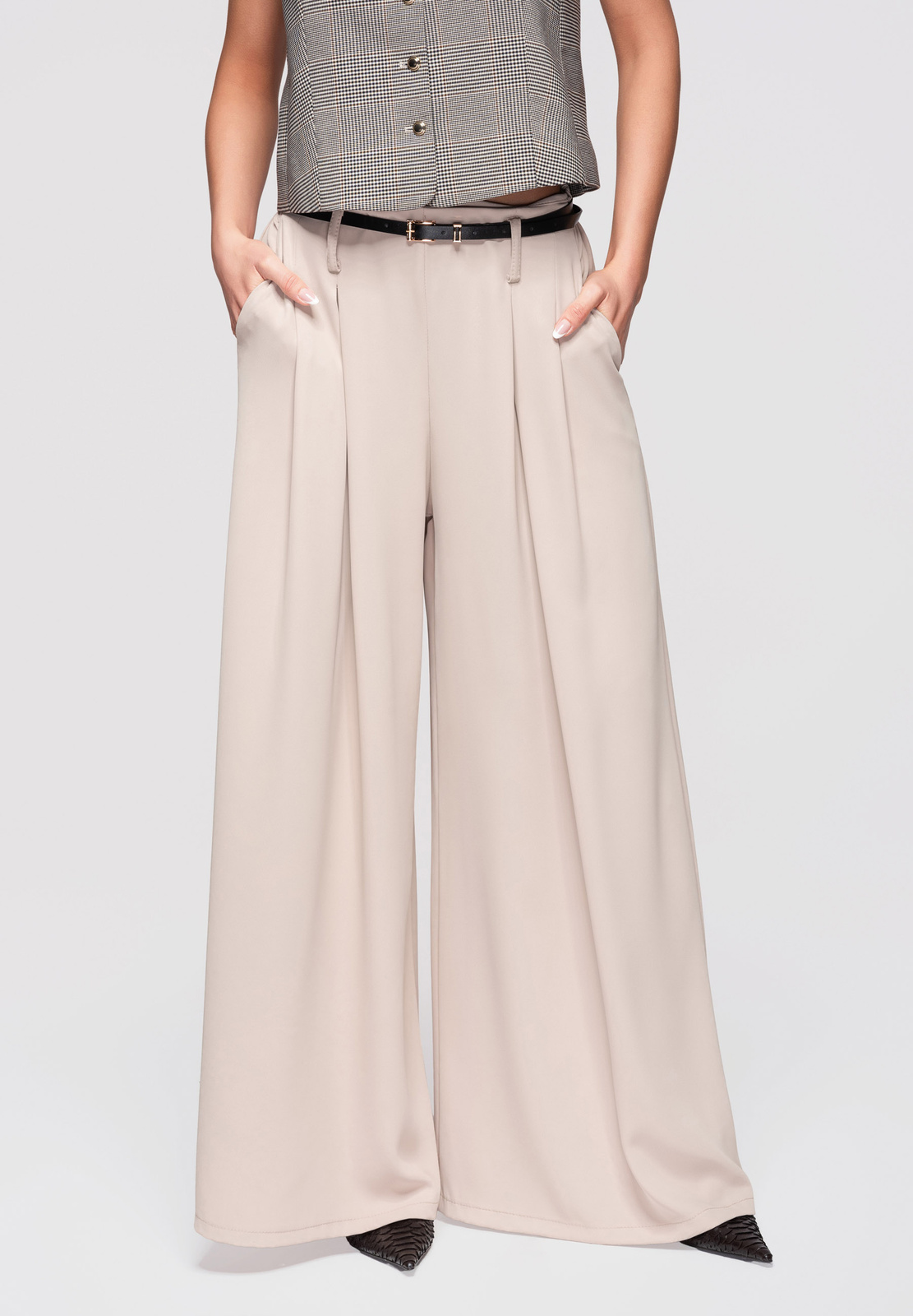 Verificați pentru femei pantaloni Edoti pentru fiecare sezon