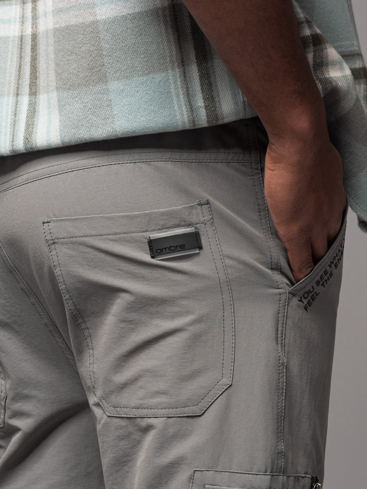 Ombre Men's jogger pants with cargo pockets and print - gray