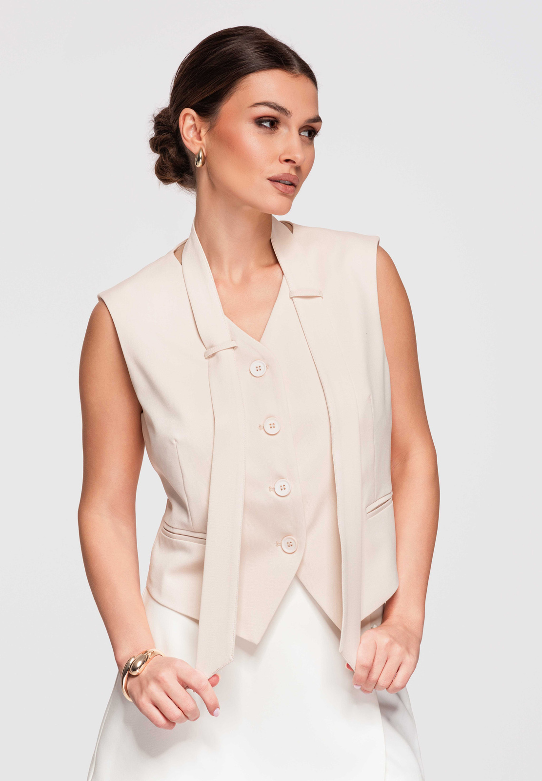 Edoti: clasică pentru femei vestă – cu atenție la detalii