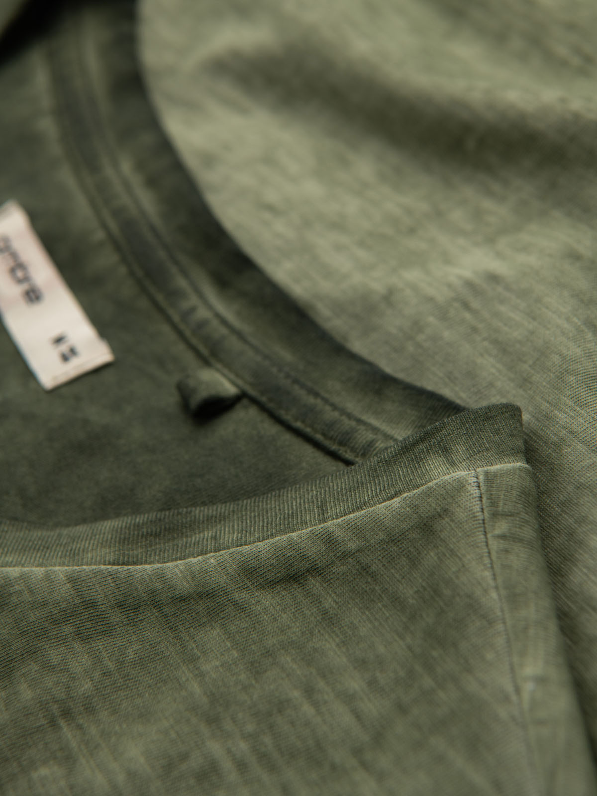 Ombre Men's cotton V-neck knit t-shirt with washed effect - olive