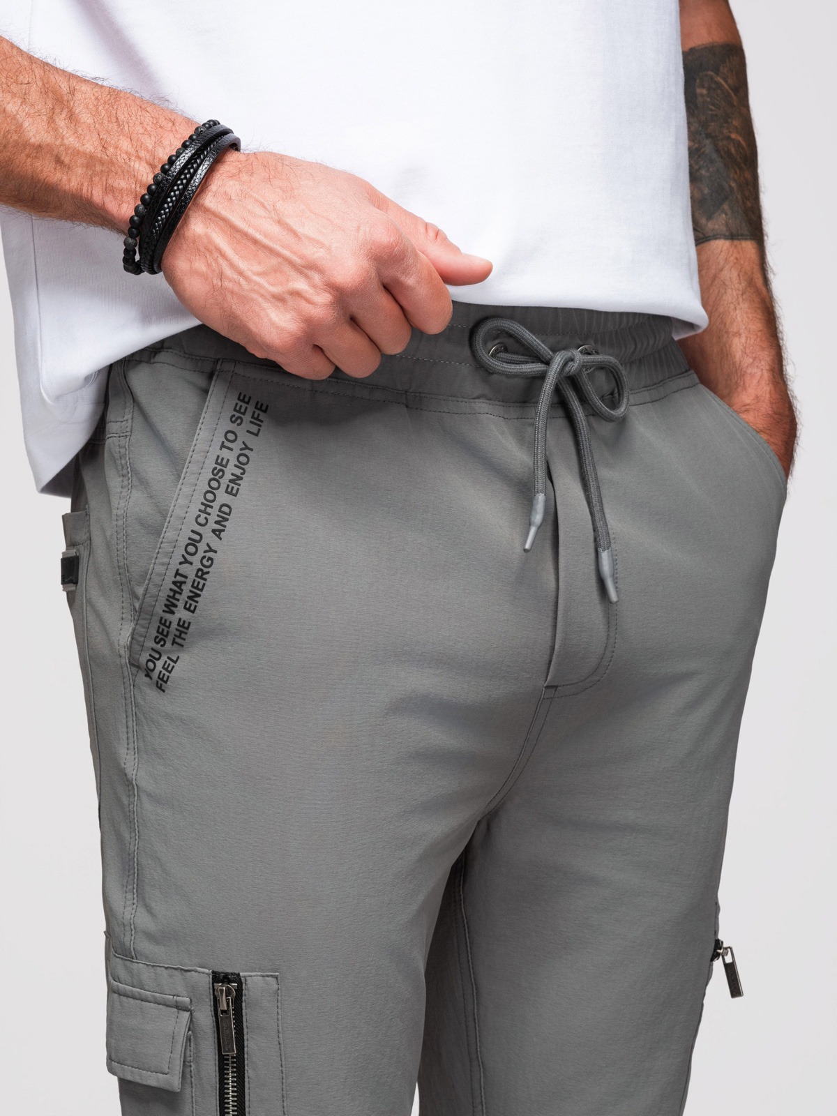 Ombre Men's jogger pants with cargo pockets and print - gray
