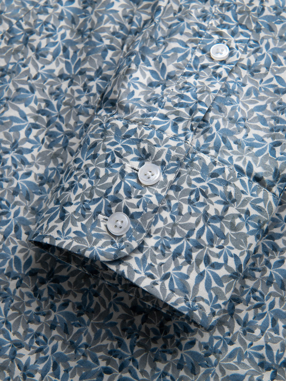 Ombre Men&#039;s SLIM FIT shirt in small leaf print - light blue