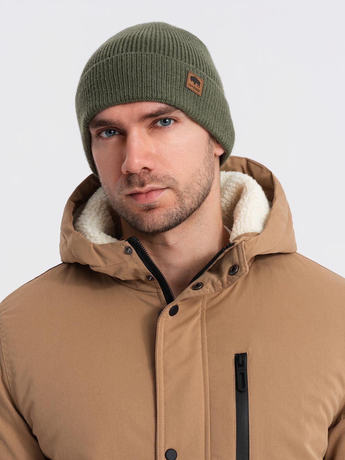Ombre Men's knitted beanie cap with patch - olive