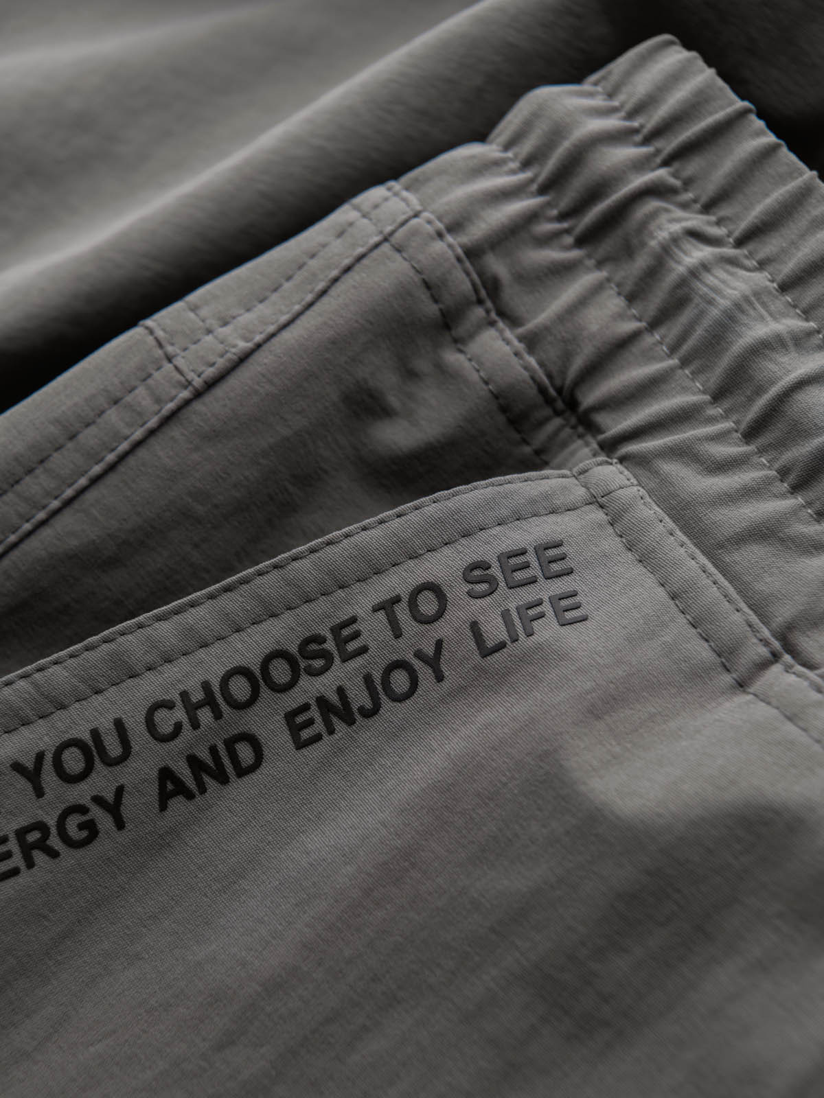 Ombre Men's jogger pants with cargo pockets and print - gray