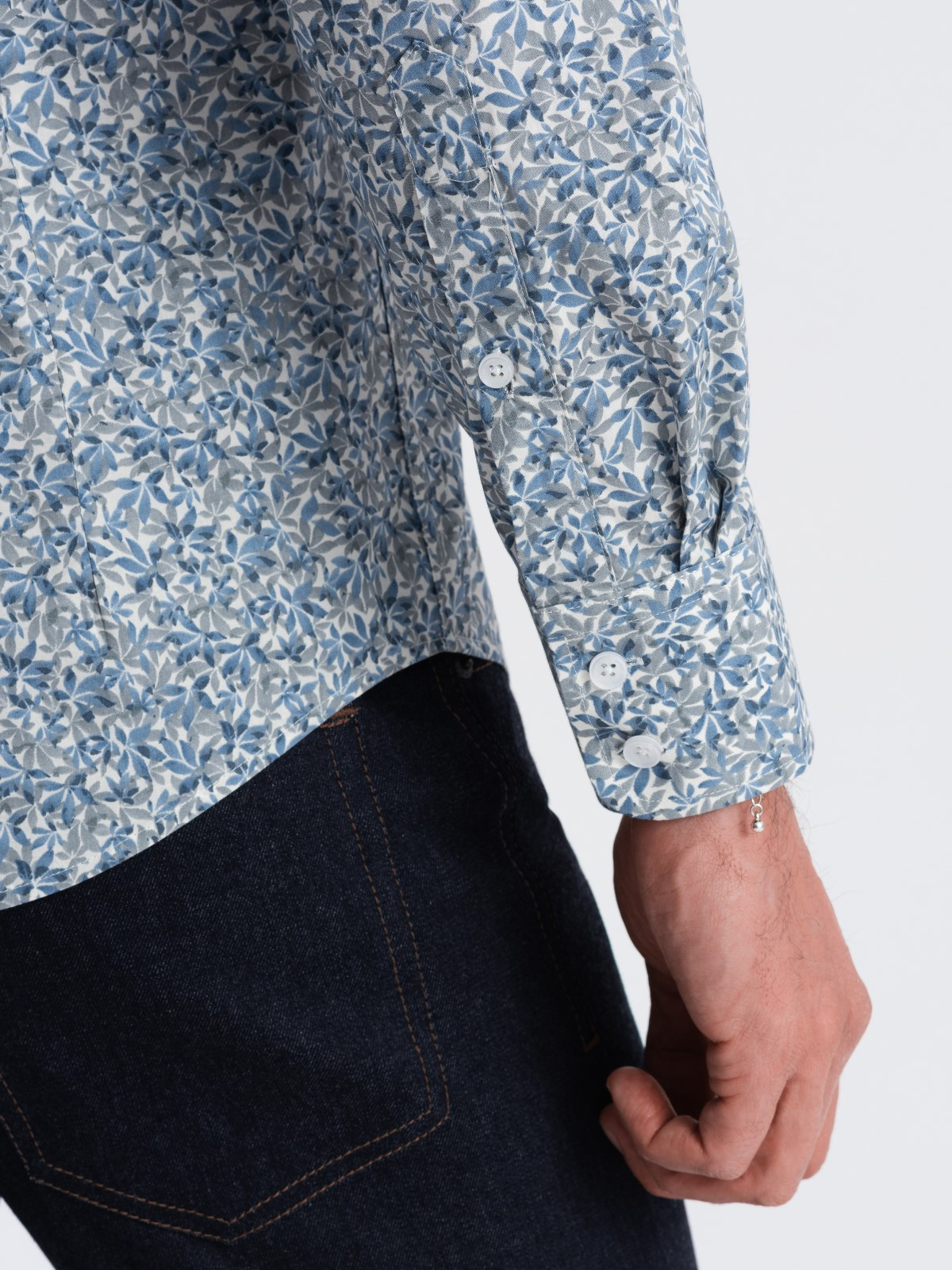 Ombre Men&#039;s SLIM FIT shirt in small leaf print - light blue