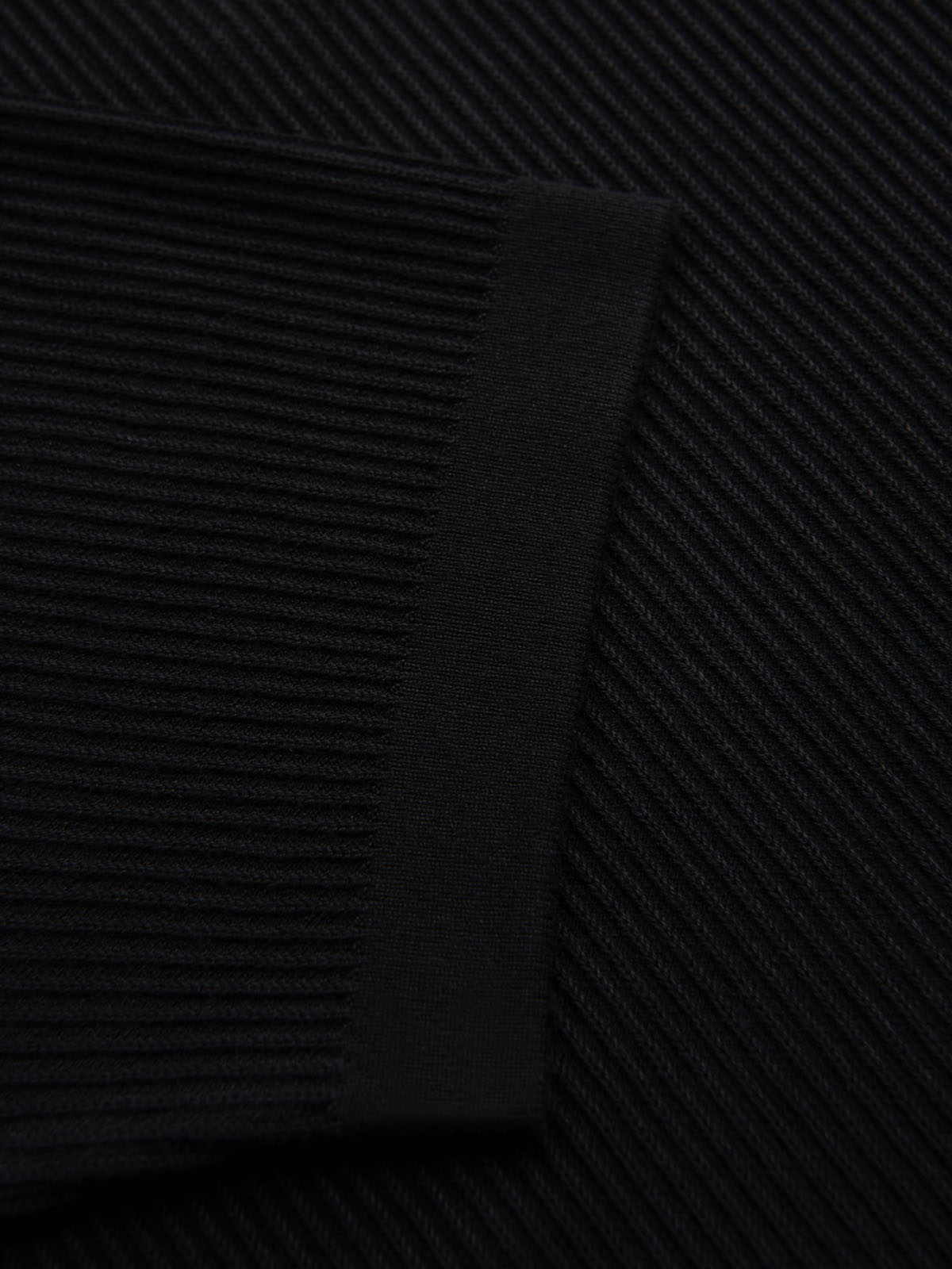 Ombre Men's buttonless polo shirt with open collar - black