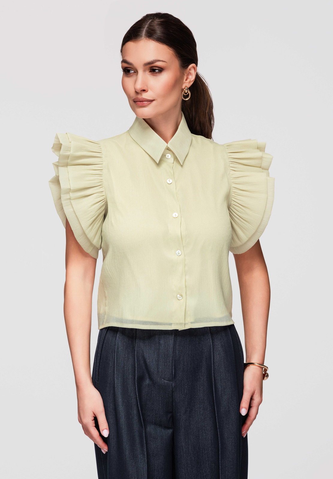 Elegantná dámska blúzka s volánmi