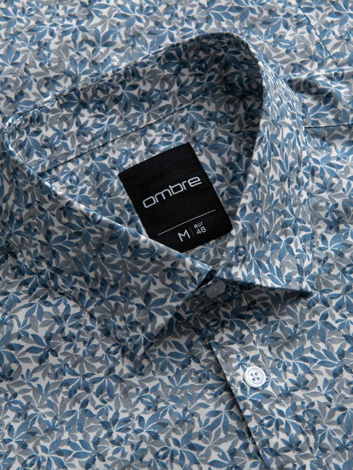 Ombre Men&#039;s SLIM FIT shirt in small leaf print - light blue
