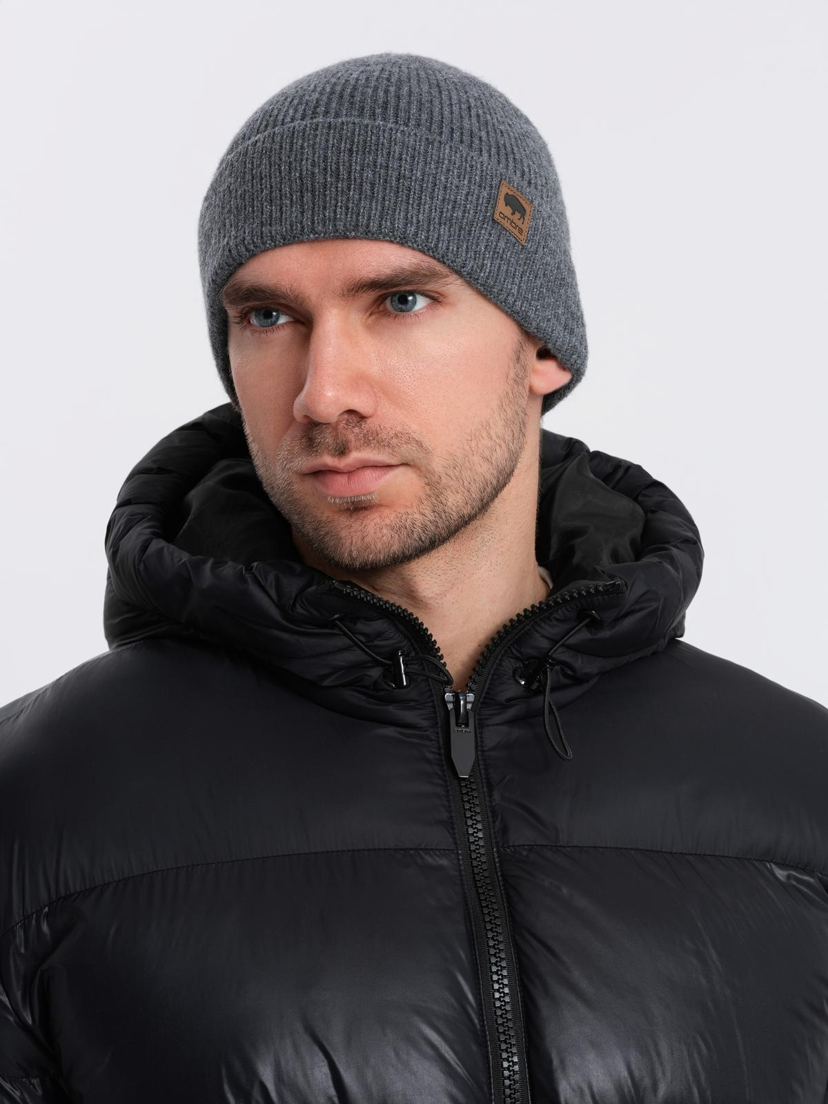 Ombre Men's knitted beanie cap with patch - grey melange