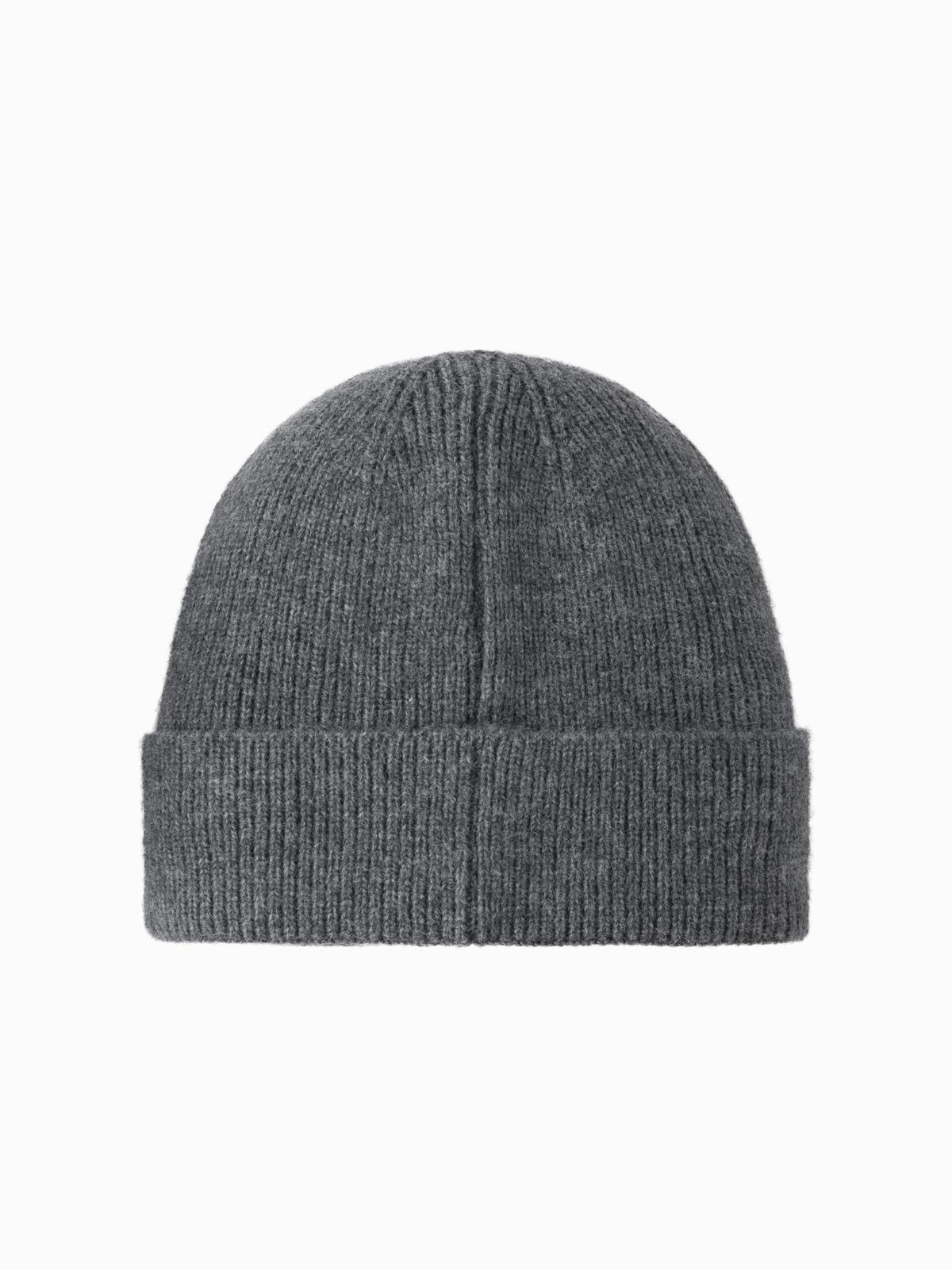 Ombre Men's knitted beanie cap with patch - grey melange