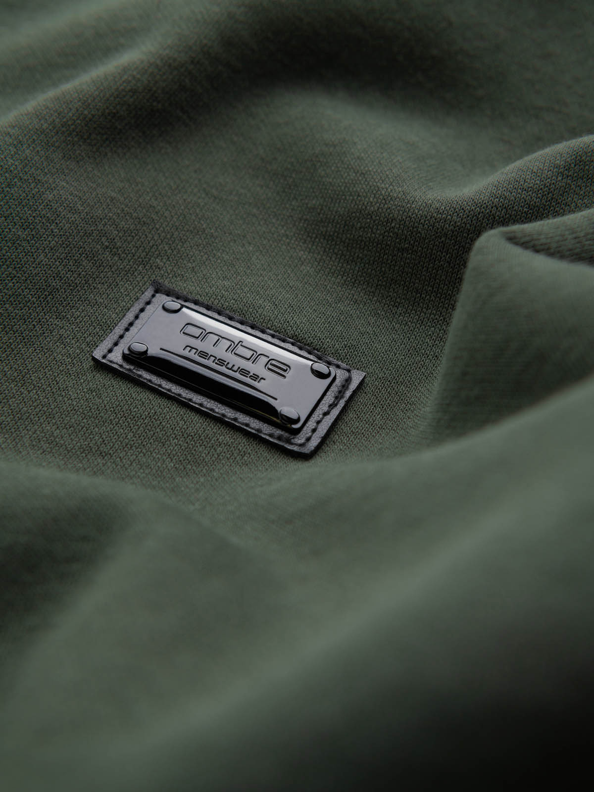 Ombre Men's non-stretch sweatshirt with metal pin - dark green