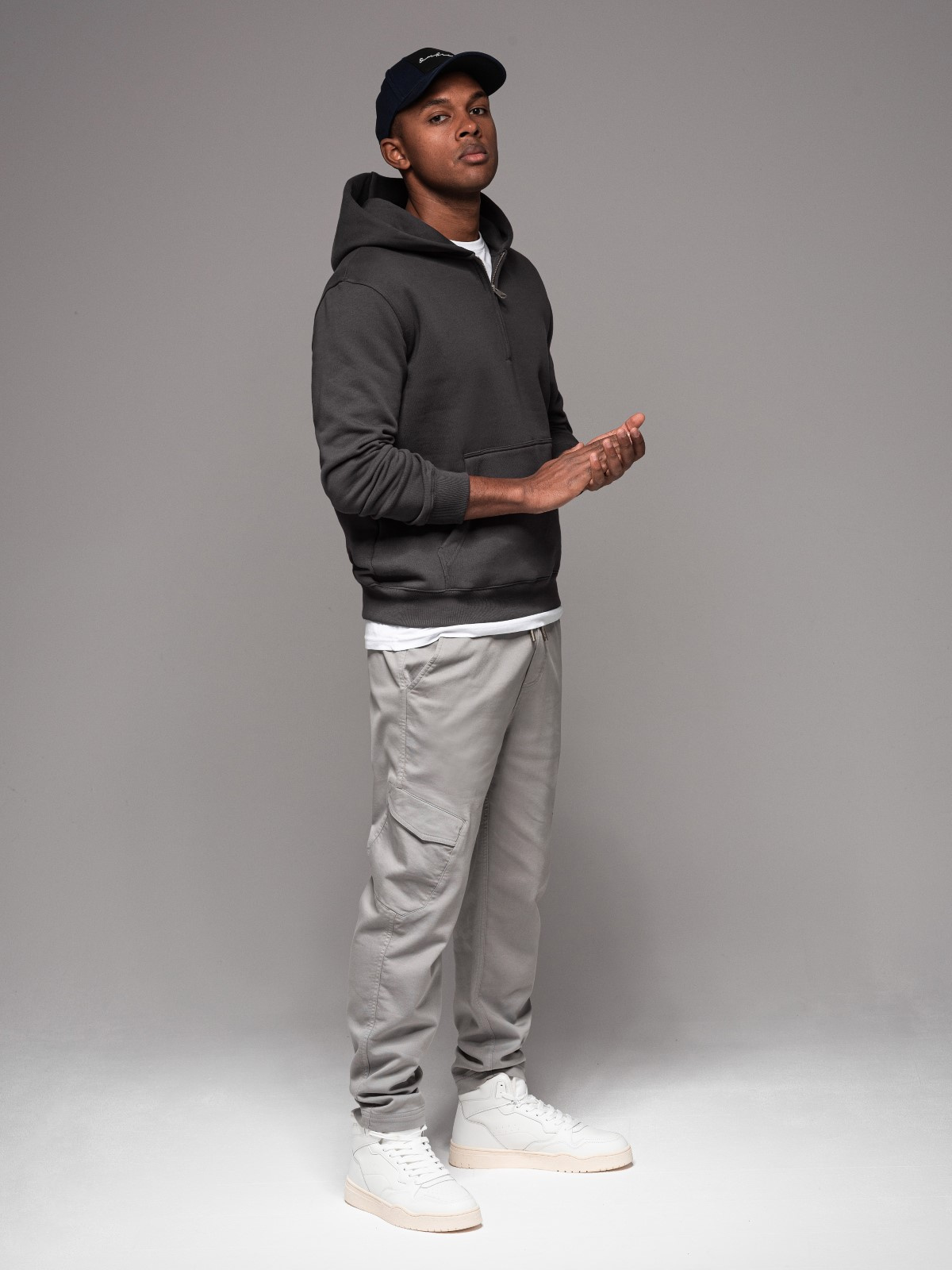 Ombre Men&#039;s knitted joggers with cargo pockets - light grey