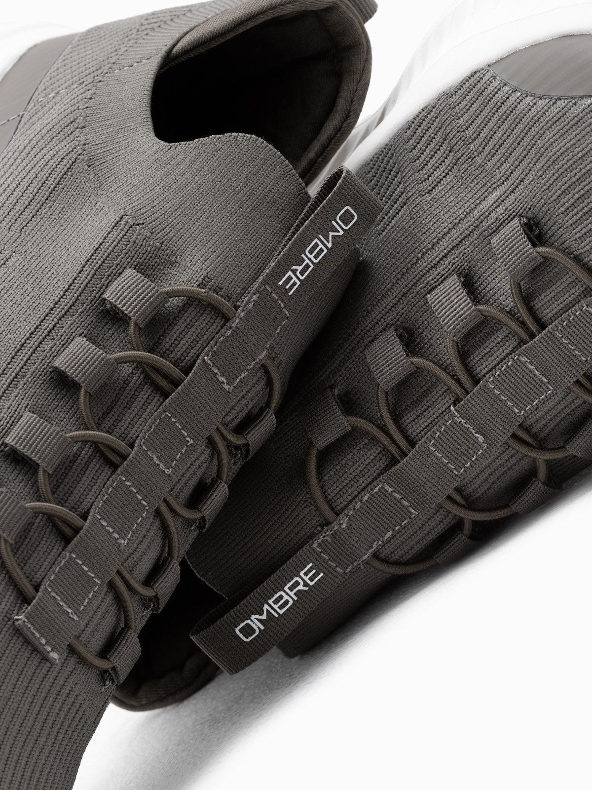 Ombre Męskie buty sneakersy wsuwane wykonane z lekkich materiałów - khaki