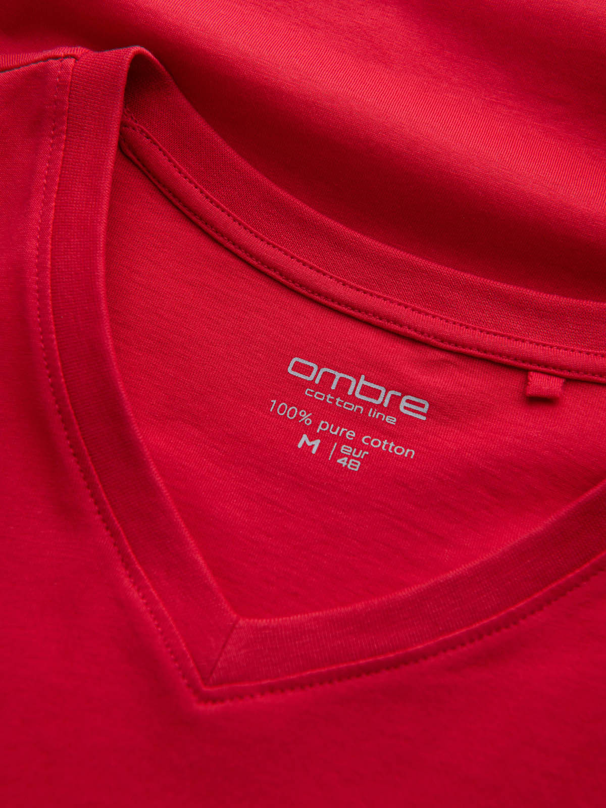 Ombre Men's BASIC classic cotton T-shirt with a v-neck - red