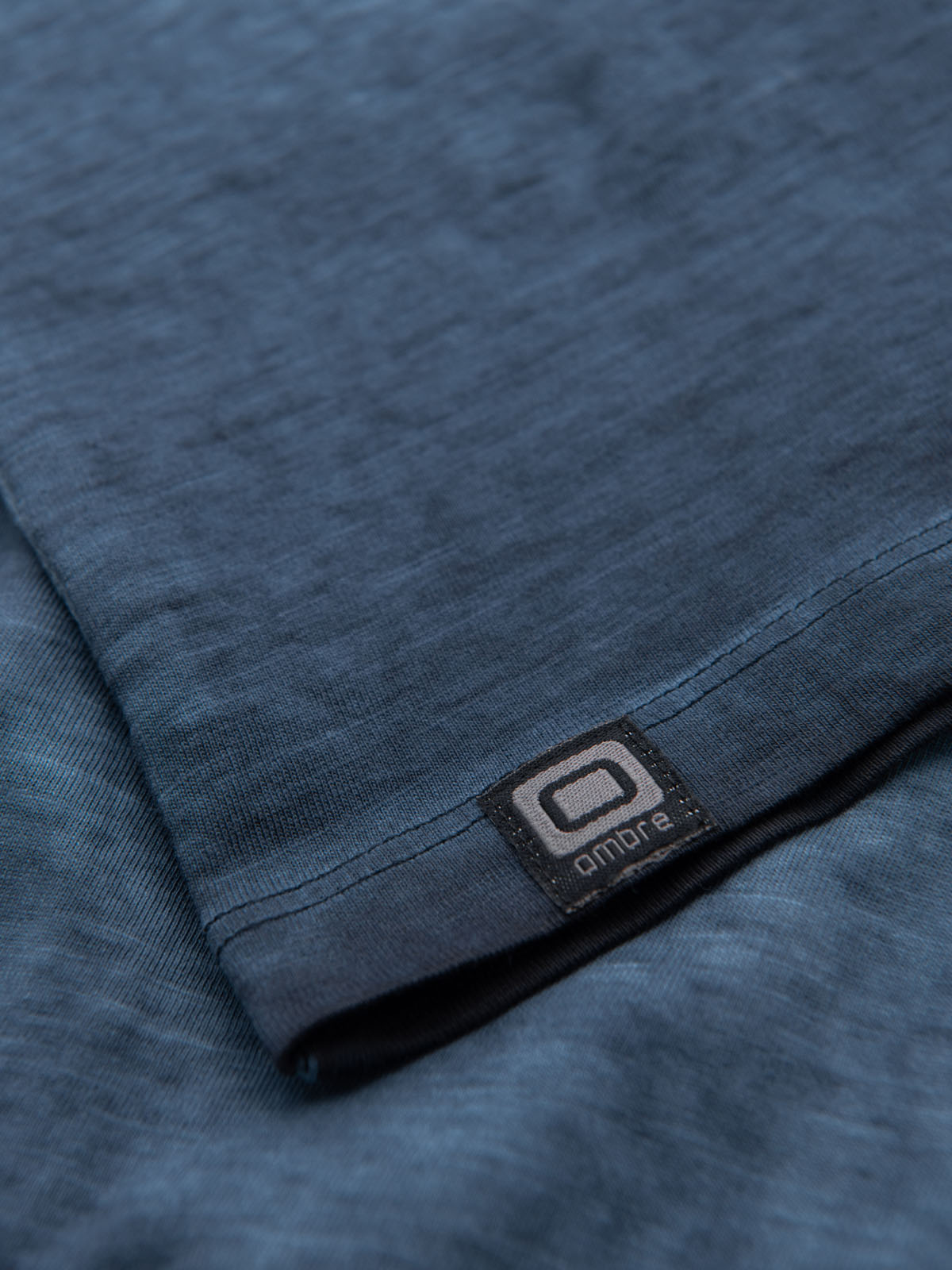 Ombre Men's cotton V-neck knit t-shirt with wash effect - navy blue