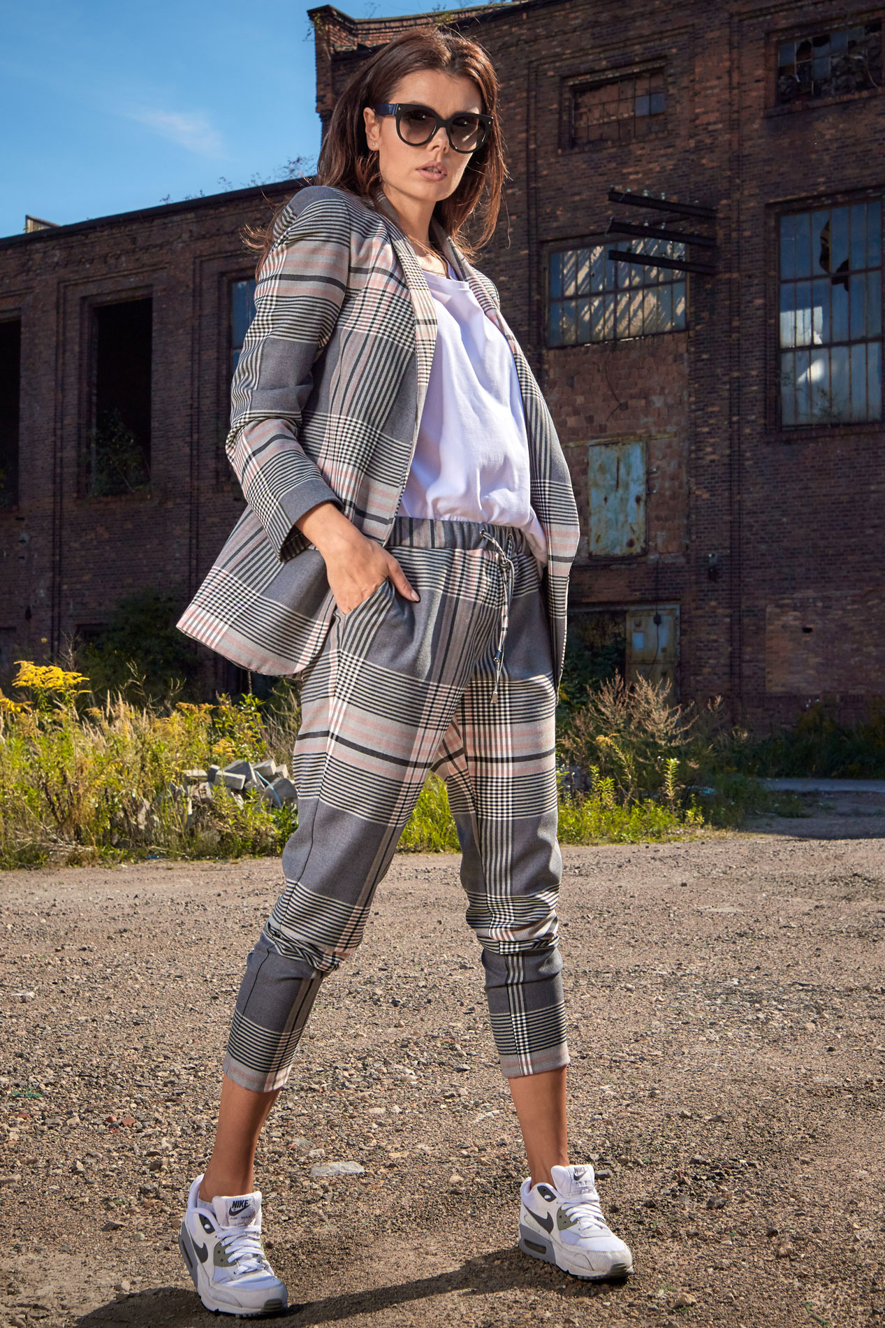 Pantaloni dama, Awama Grid