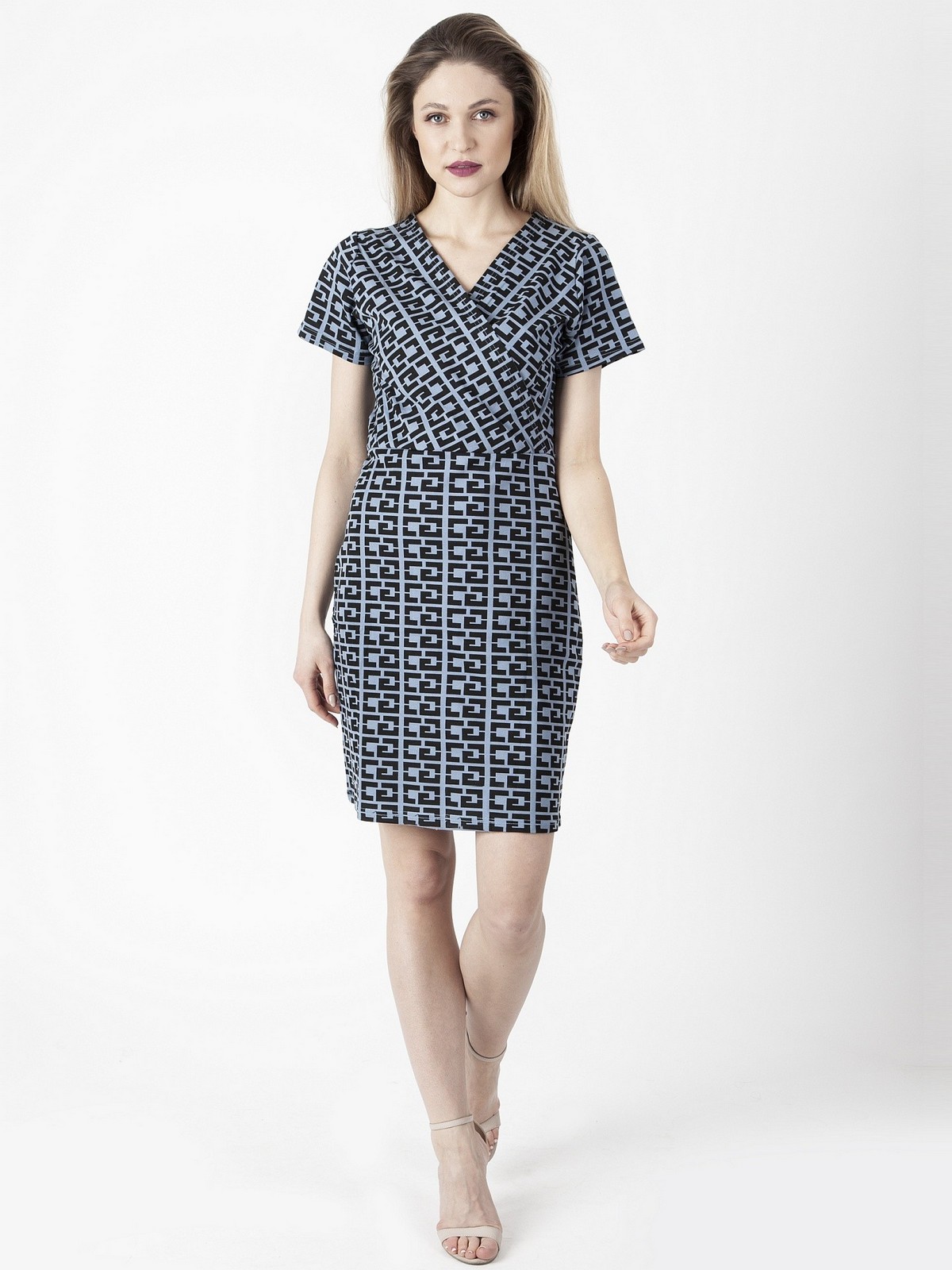 Дамска рокля с деколте тип „сърце“