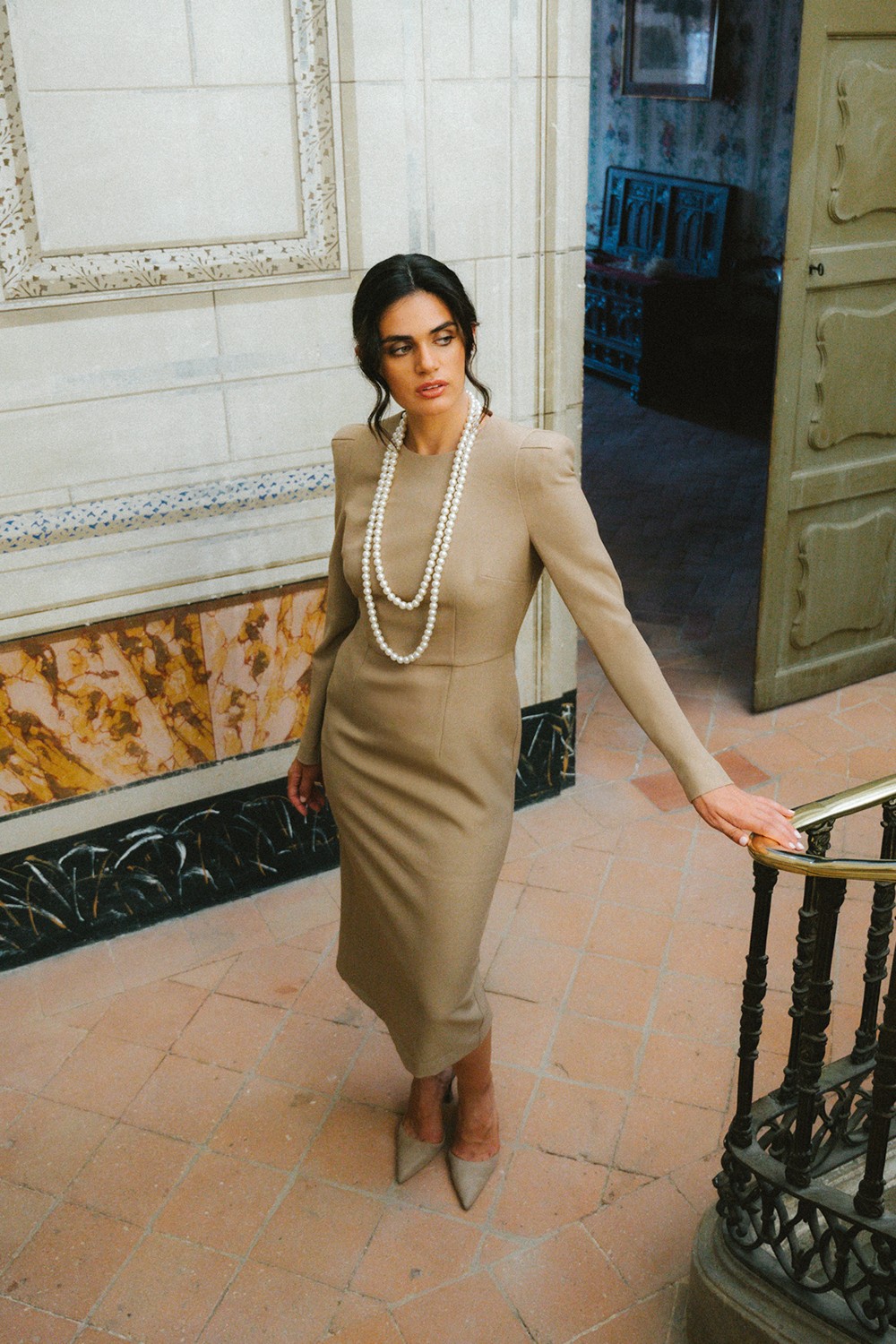 Rochie midi teacă cu umeri decorativi - bej