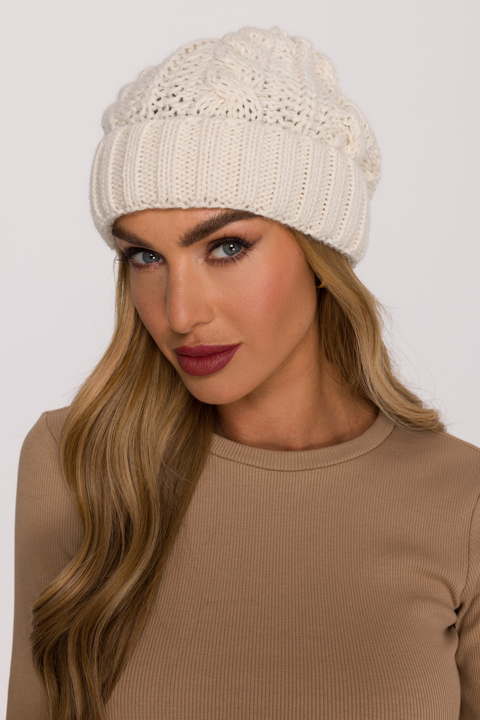 Made Of Emotion Woman's Beanie made of cable-knit yarn - ecru