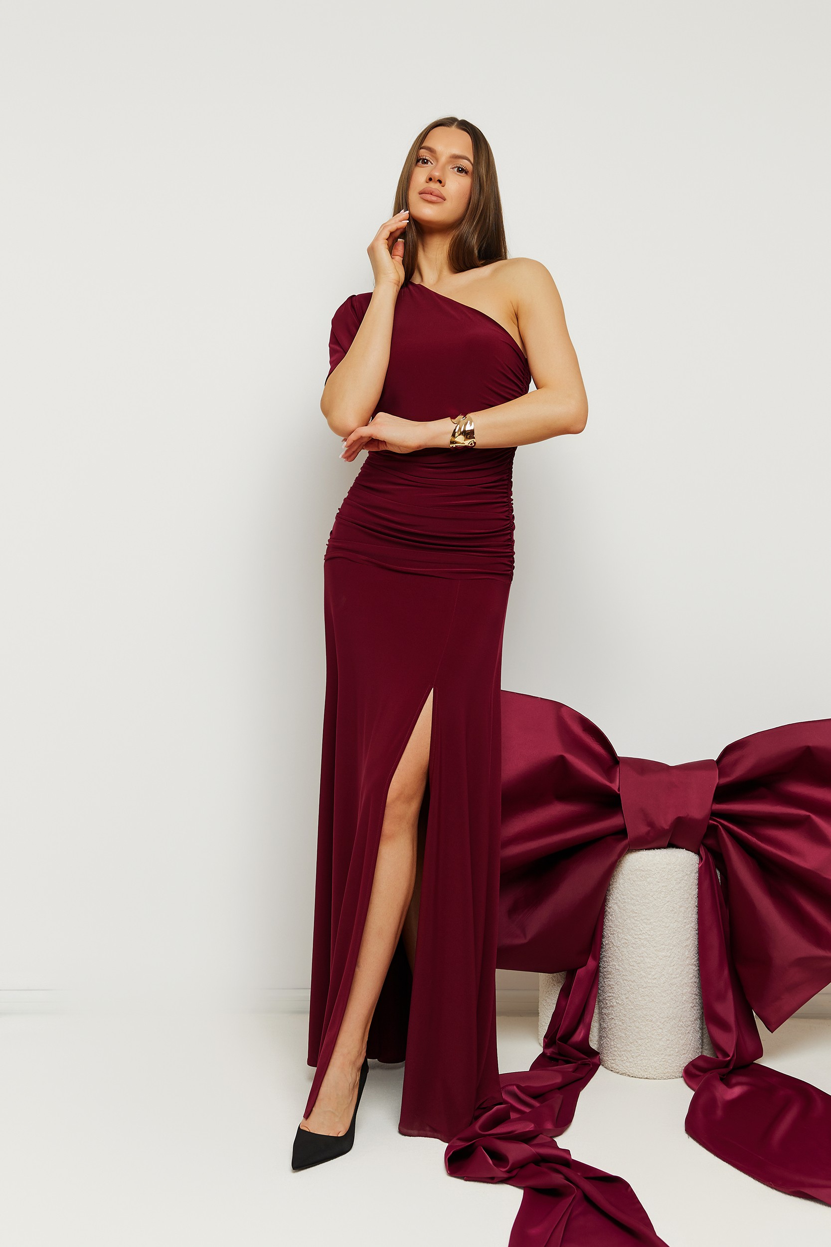Made Of Emotion Woman's One-shoulder maxi dress - maroon