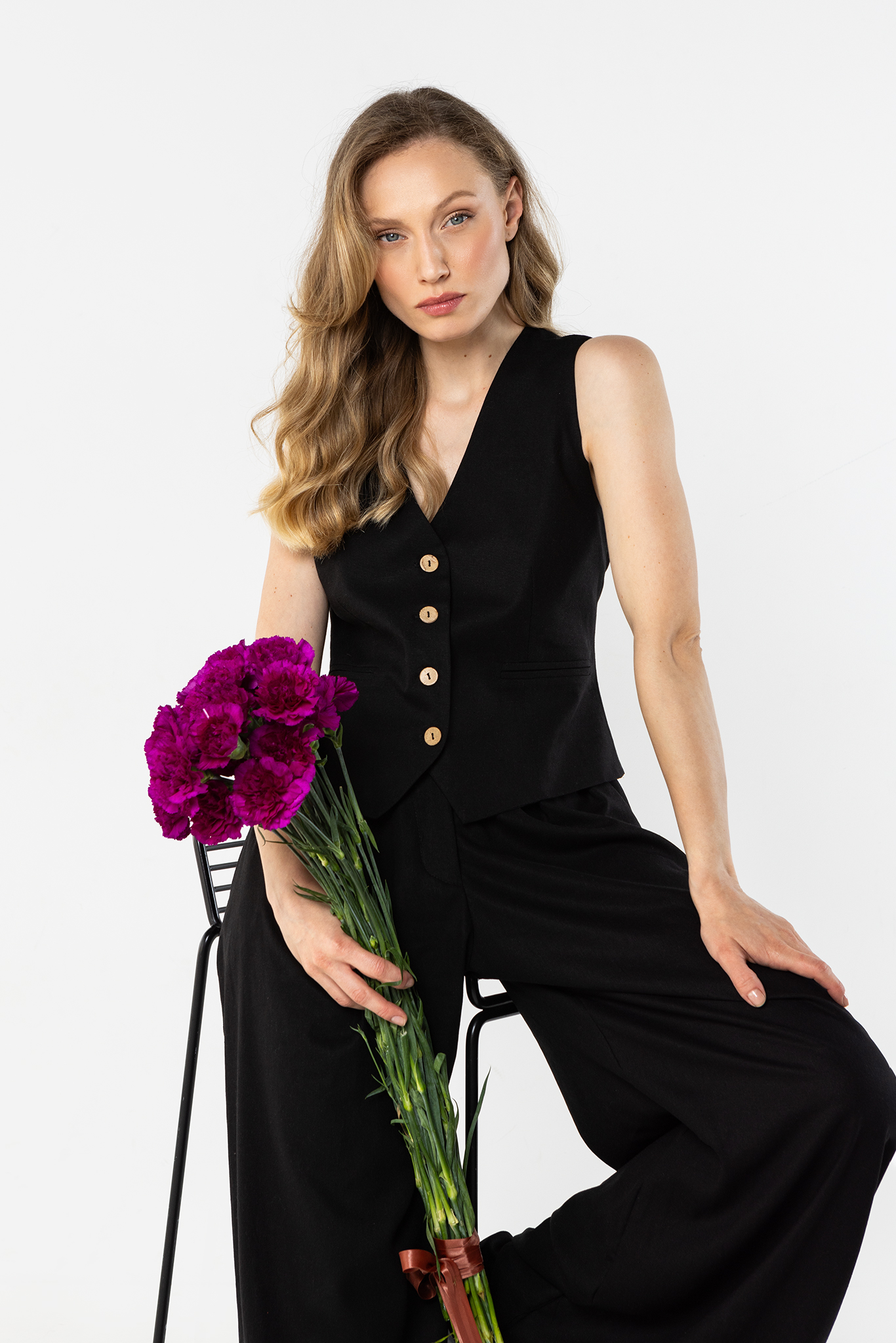 Дамски ленен елек с копчета