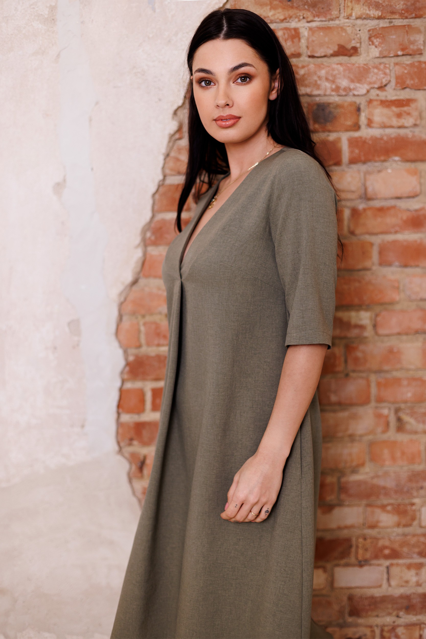 BeWear Woman's V-neck trapeze dress - olive