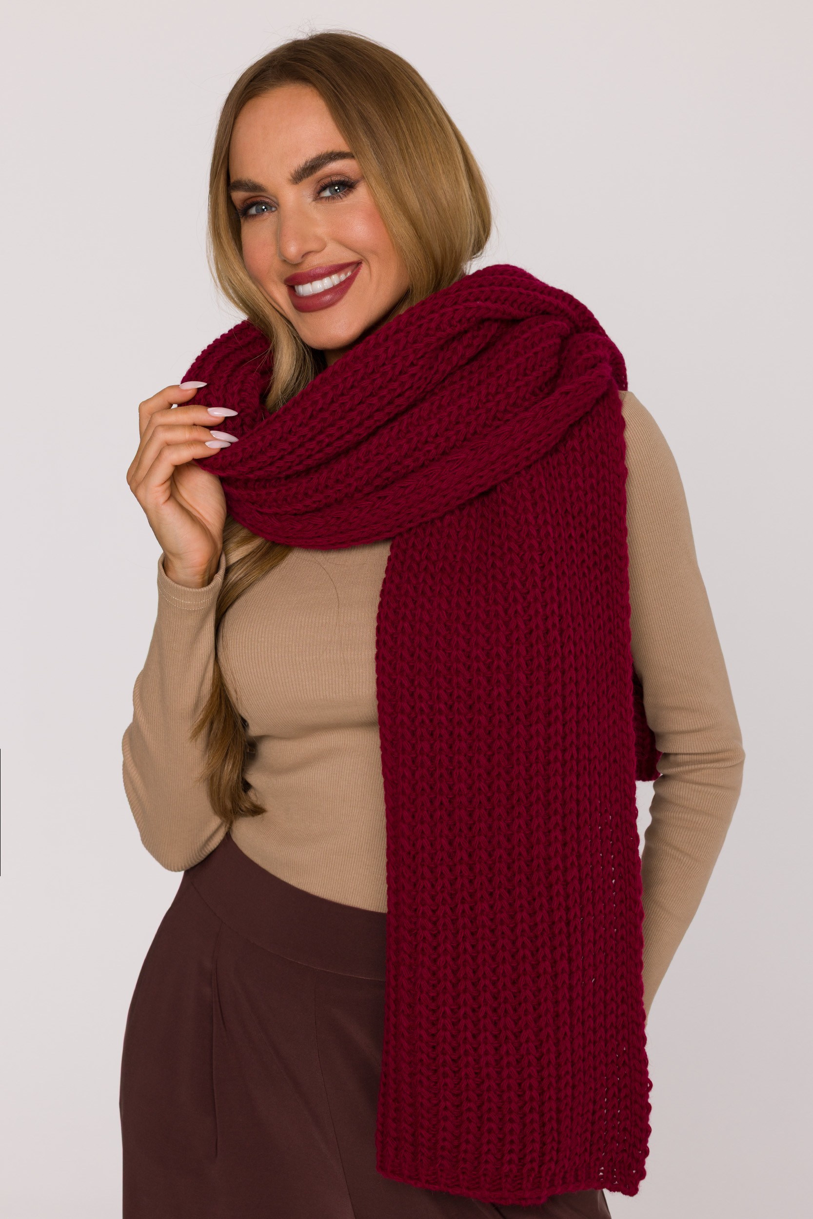 Made Of Emotion Woman's Long scarf made of soft, ribbed-knit yarn - maroon