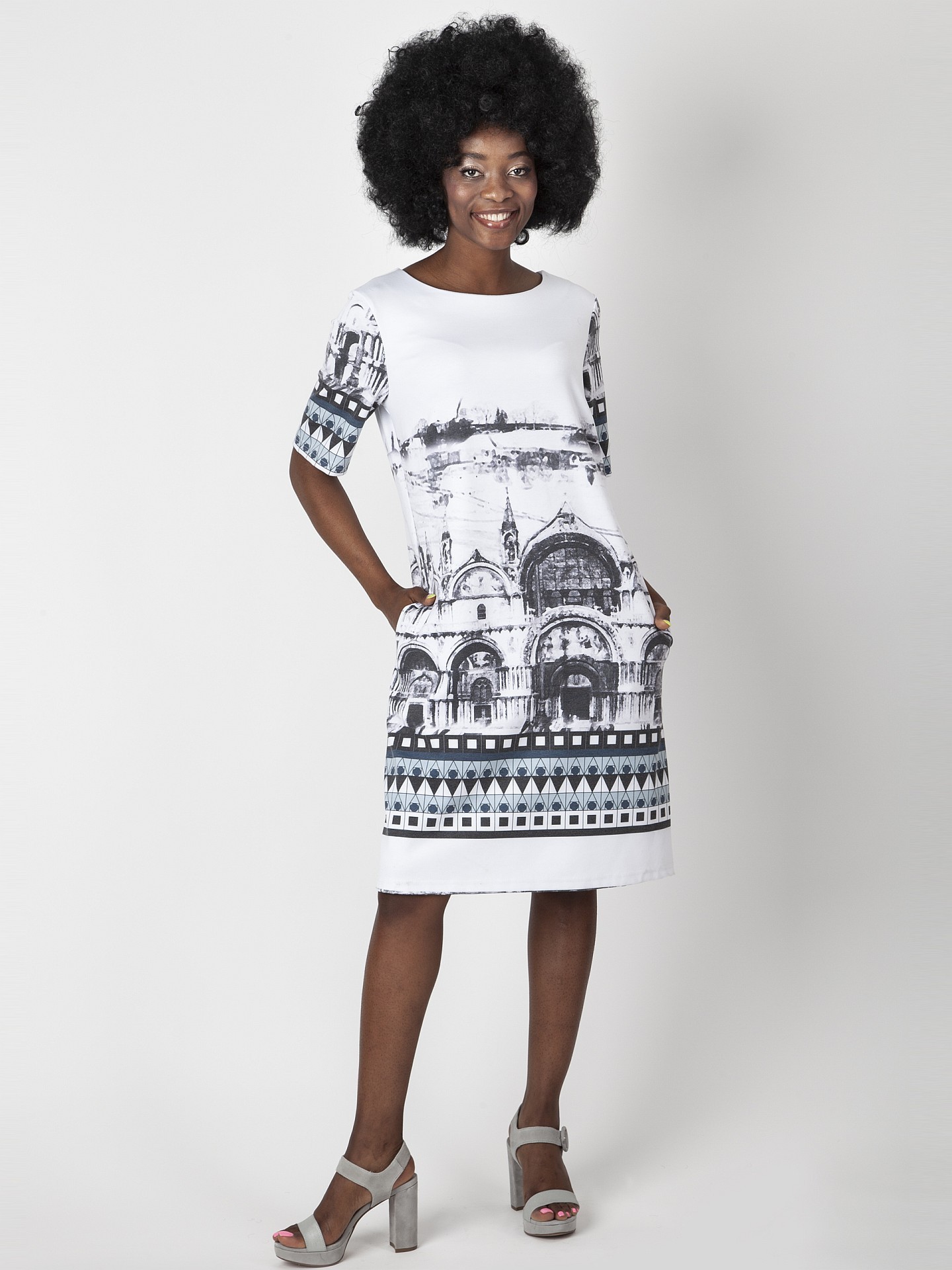 PERSO Woman's A light women's dress decorated with a city print