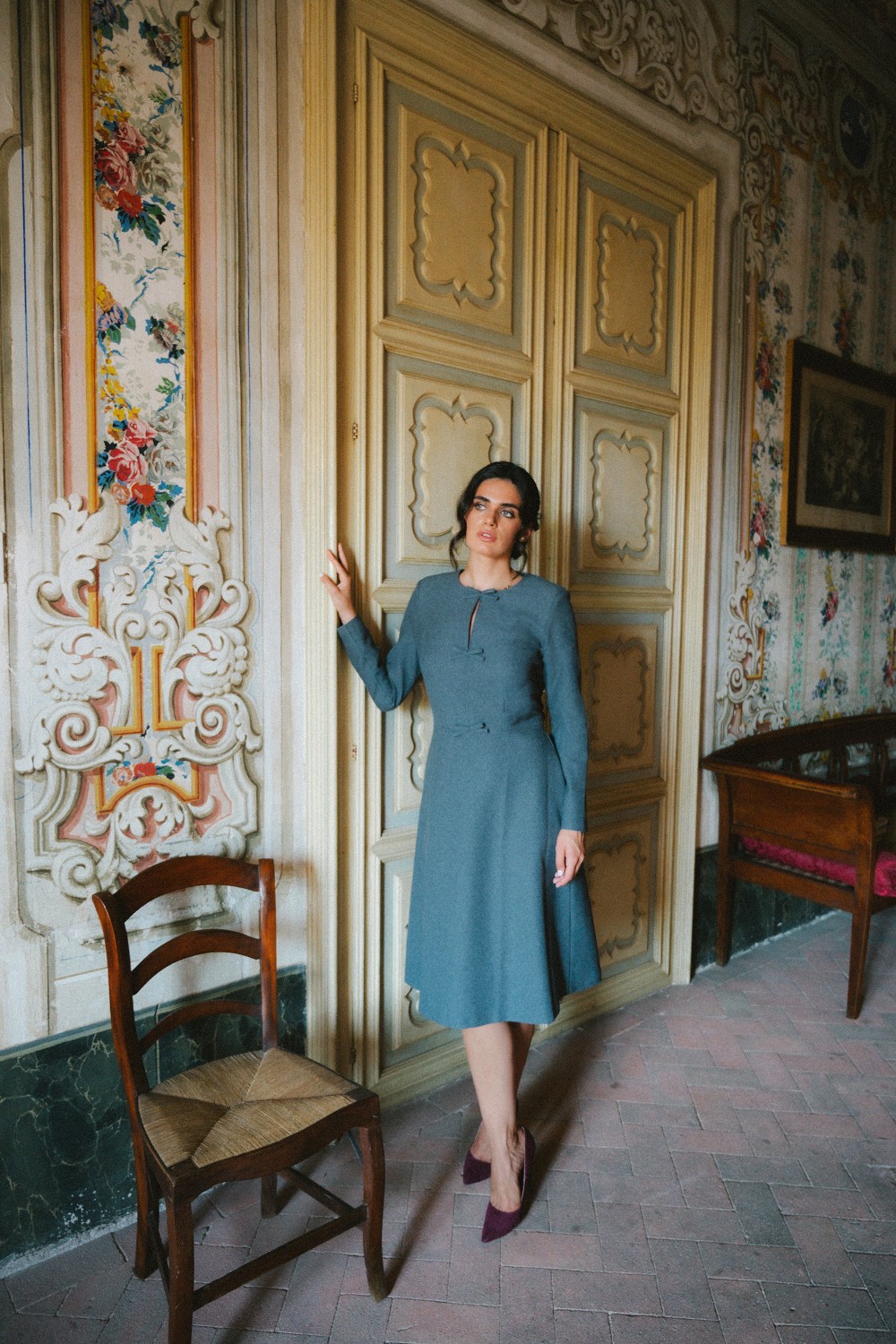 Rochie midi elegantă pentru femei cu funde decorative - gri