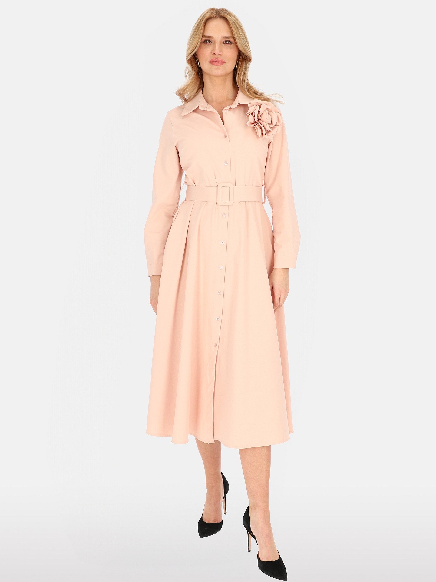 Елегантна рокля с декоративна брошка