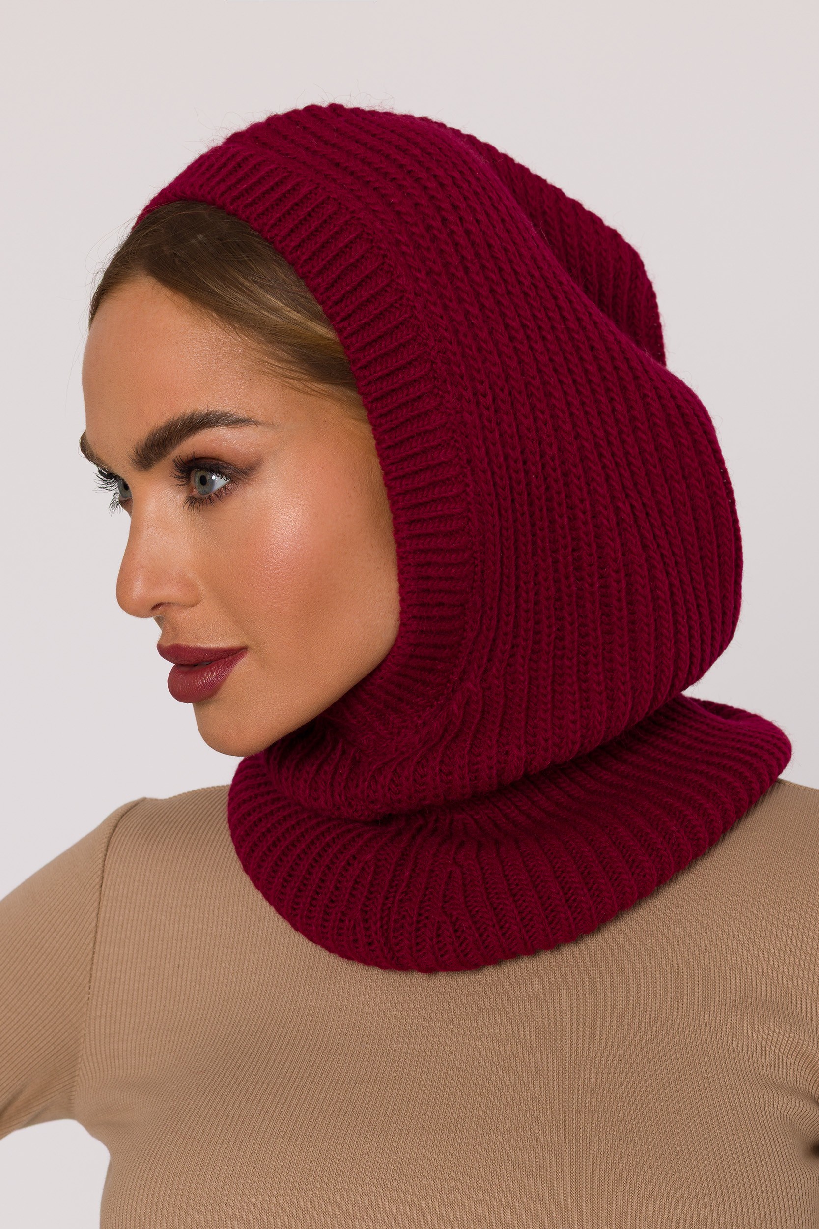 Made Of Emotion Woman's Balaclava-style hood with a fitted neck warmer - maroon
