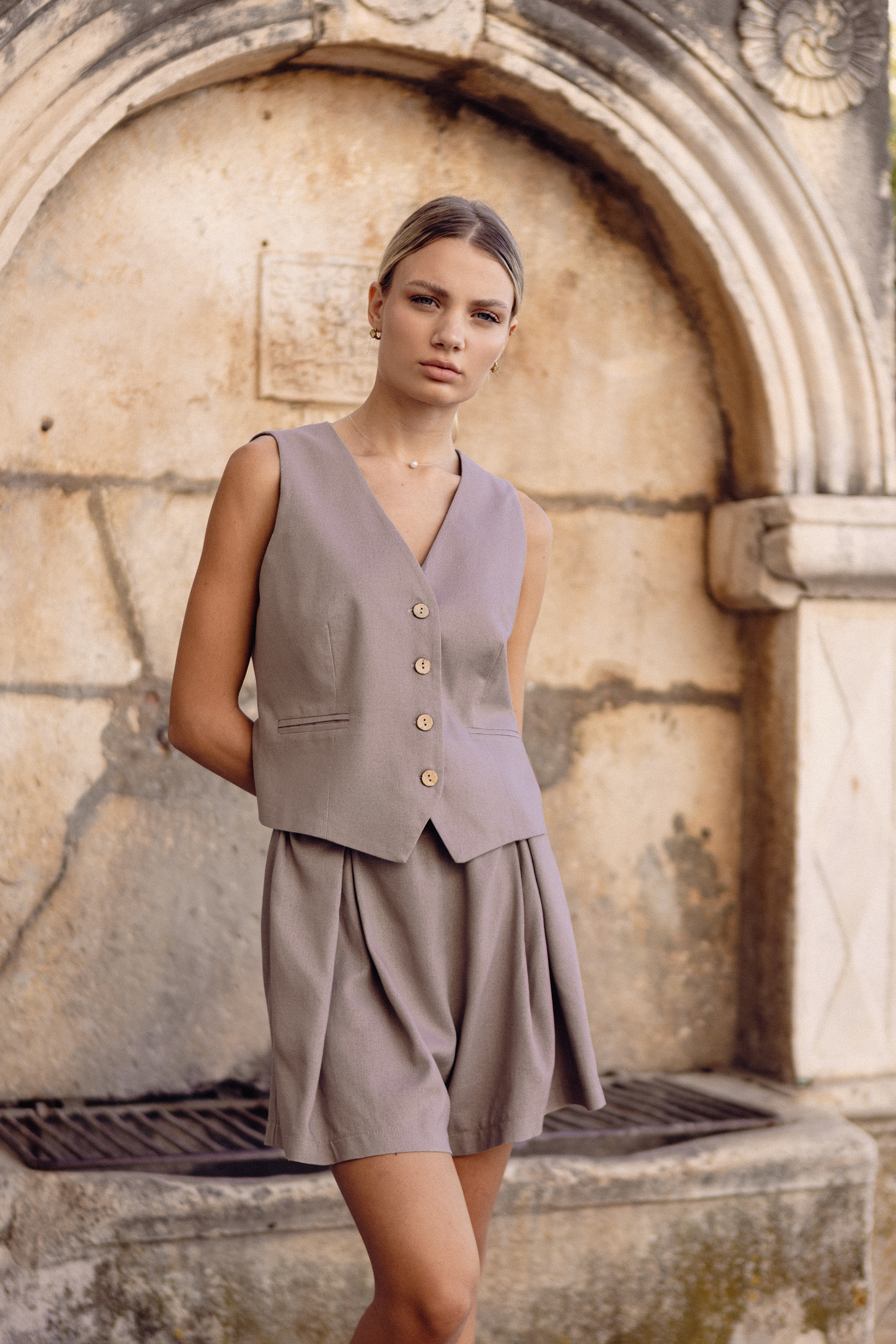 Дамски ленени шорти с връзки