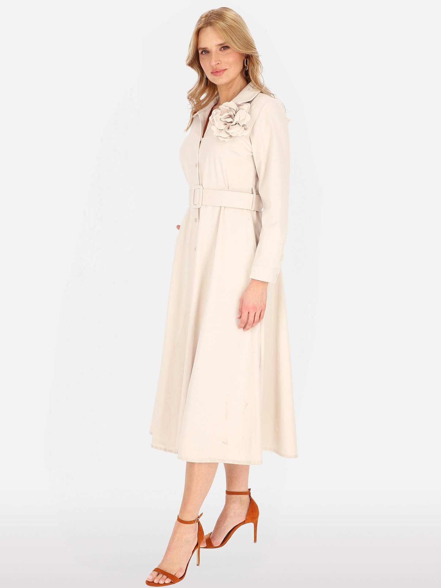 Elegantné béžové midi šaty s brošňou